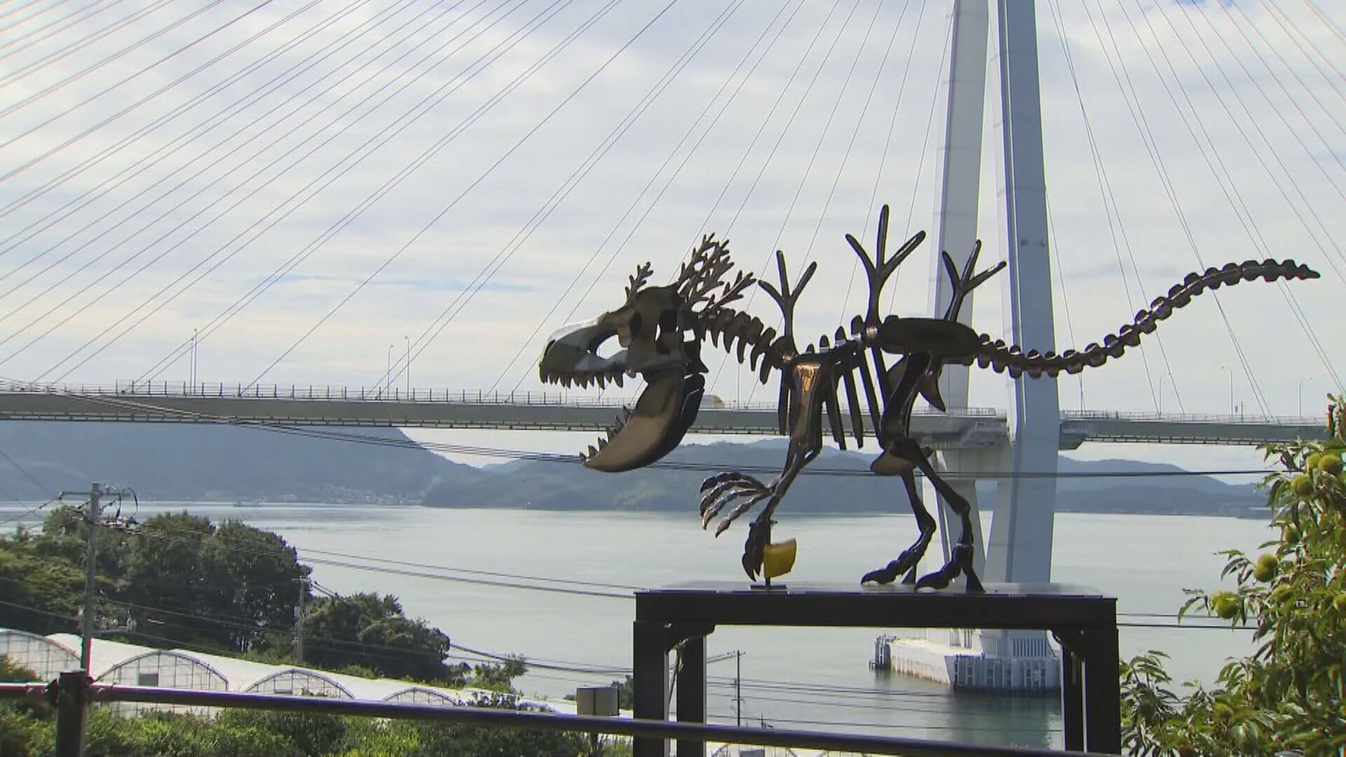 レモン畑に「怪獣レモン」のオブジェ出現（尾道市瀬戸田町）