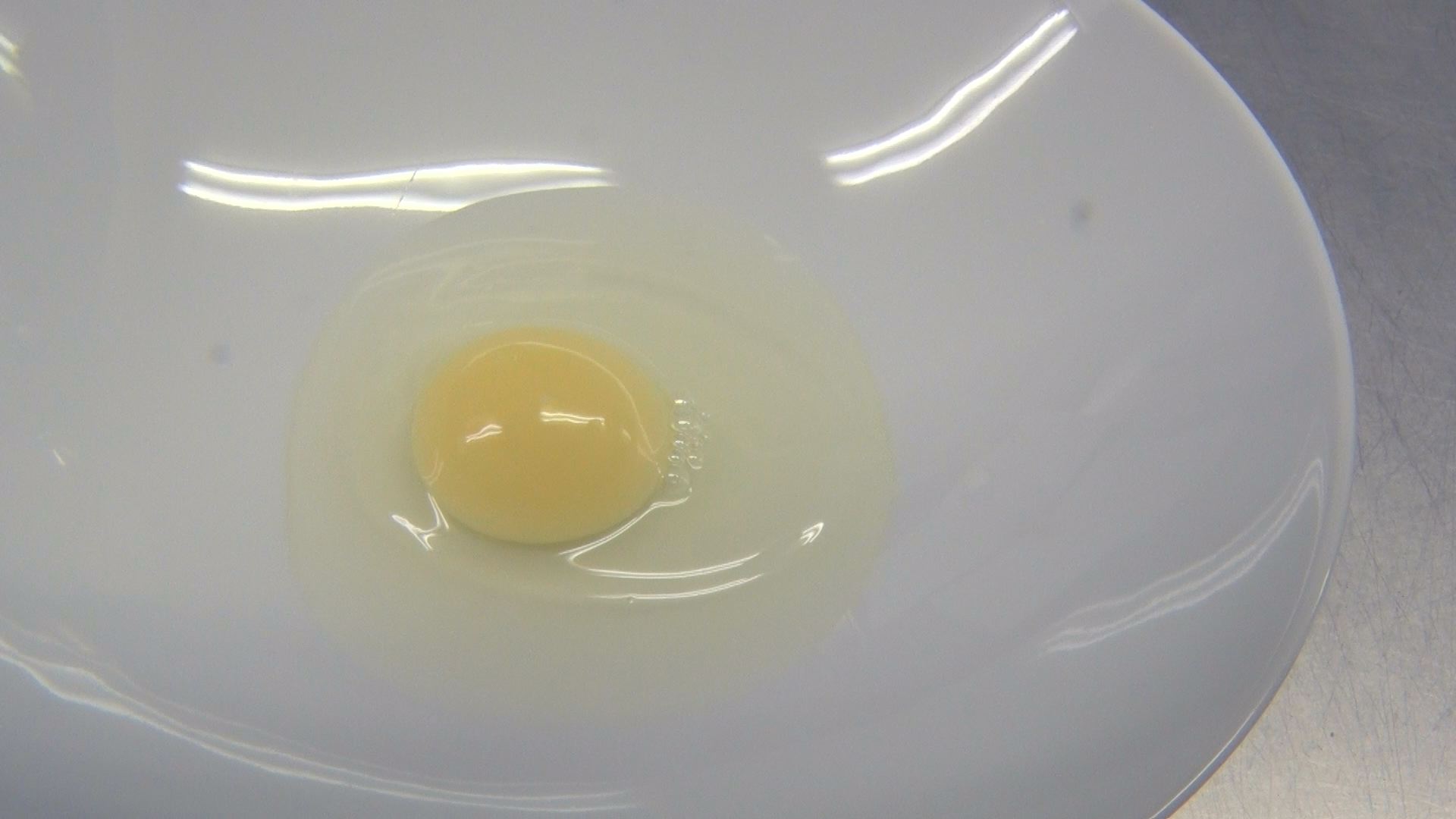 白い黄身の卵