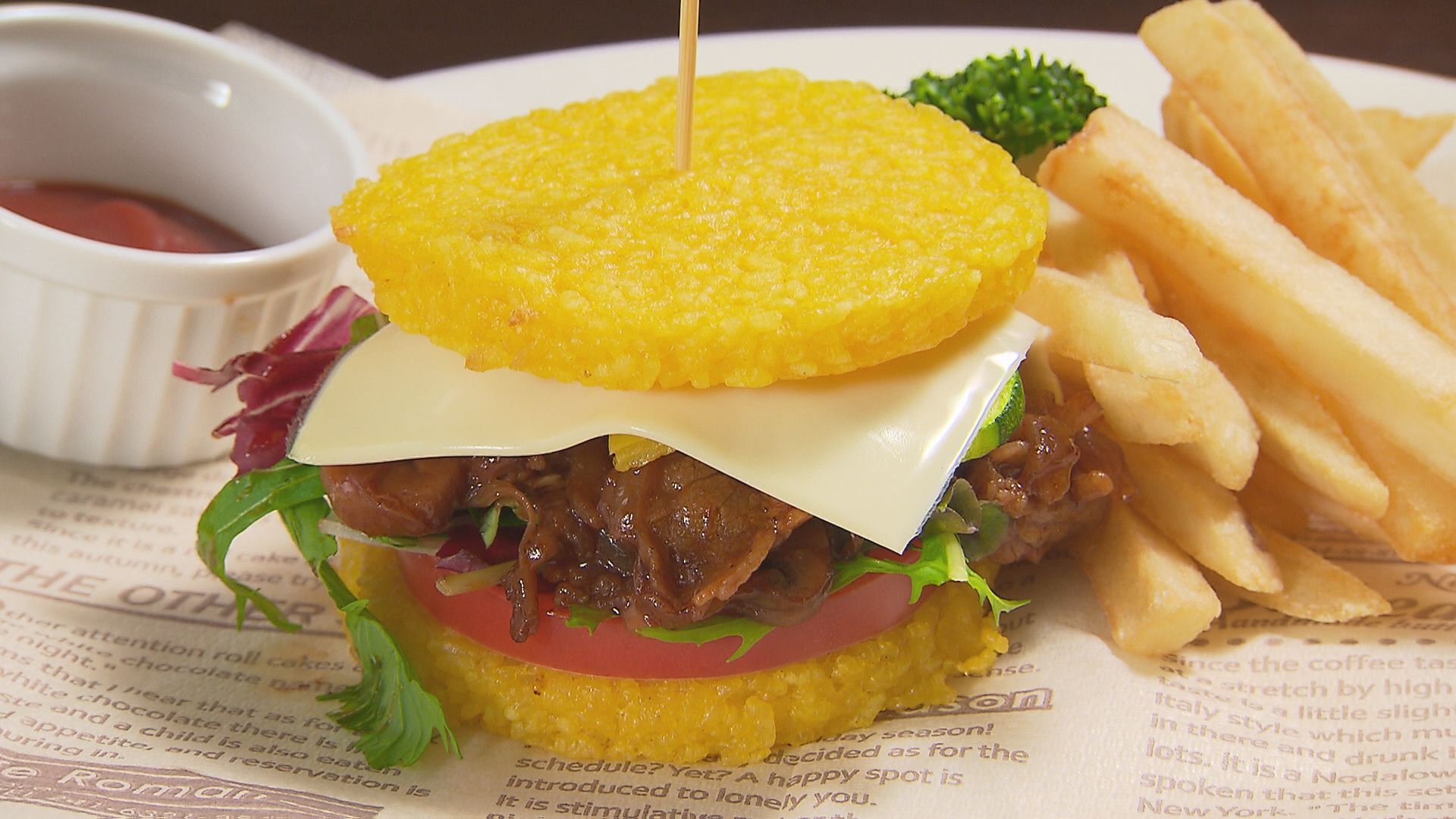 牛肉のサルテアール特製ソースのパエリア風ライスバーガー フライドポテト付き（700円）