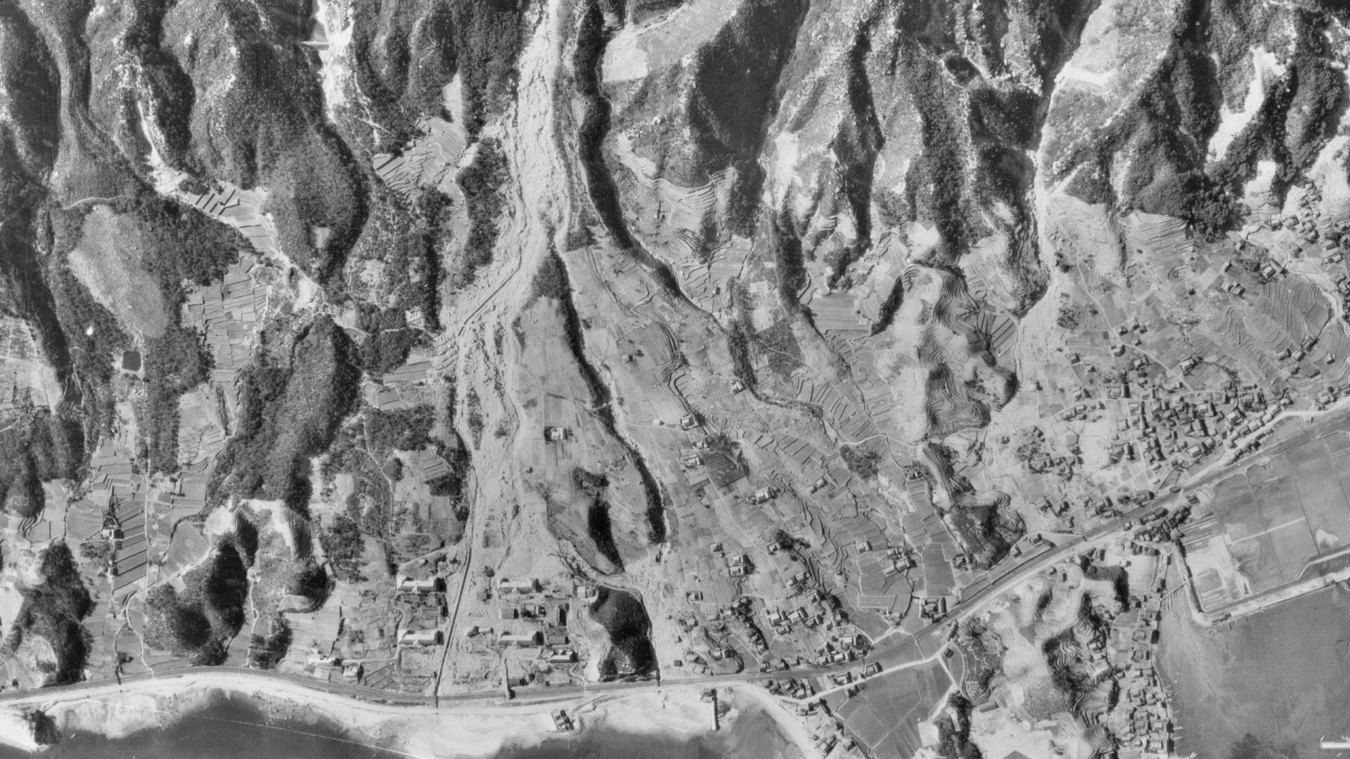 19470327土石流の爪痕が残る現在の宮浜温泉付近　出典：国土地理院