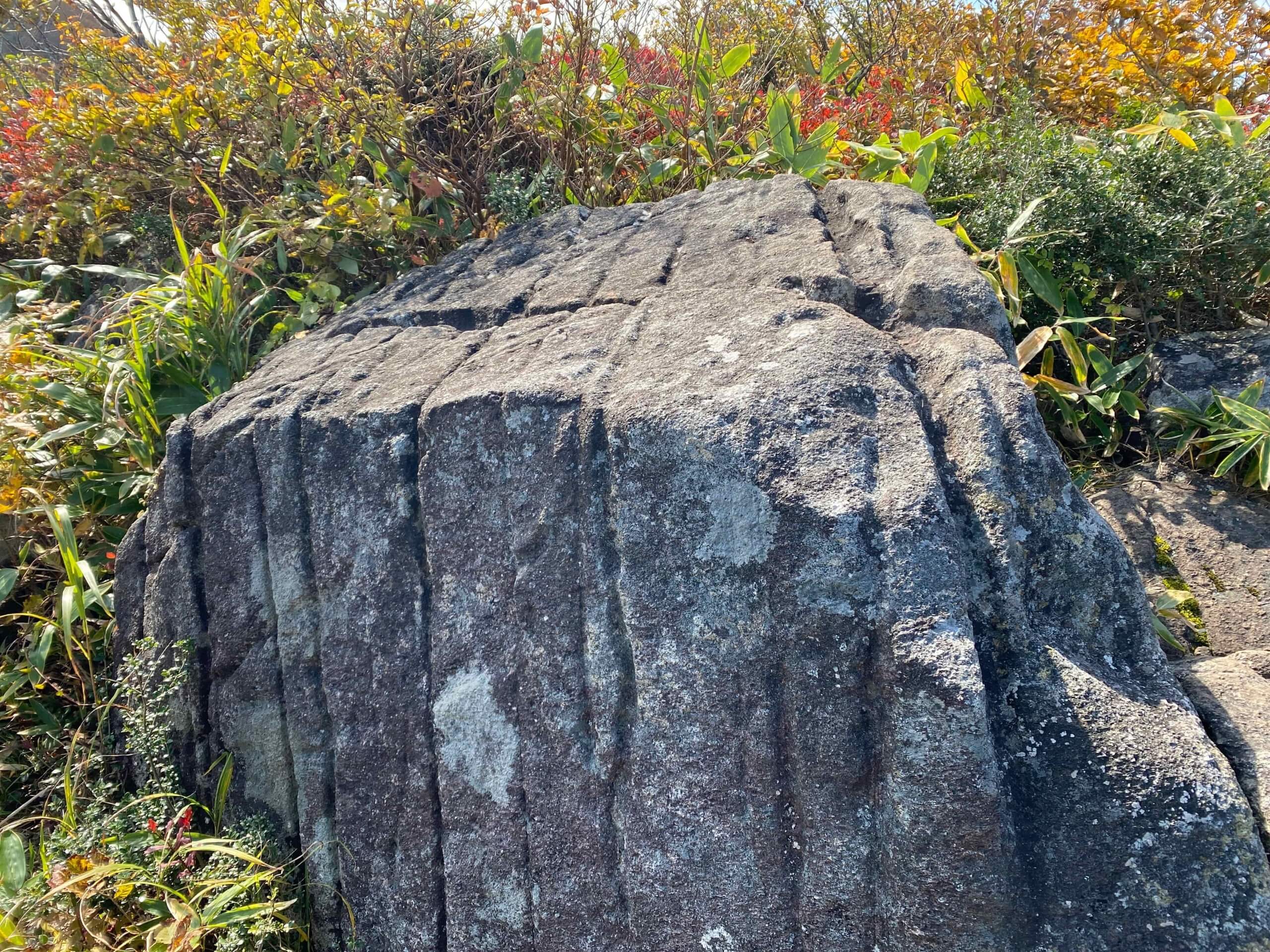 烏帽子山頂上にある謎の条溝石