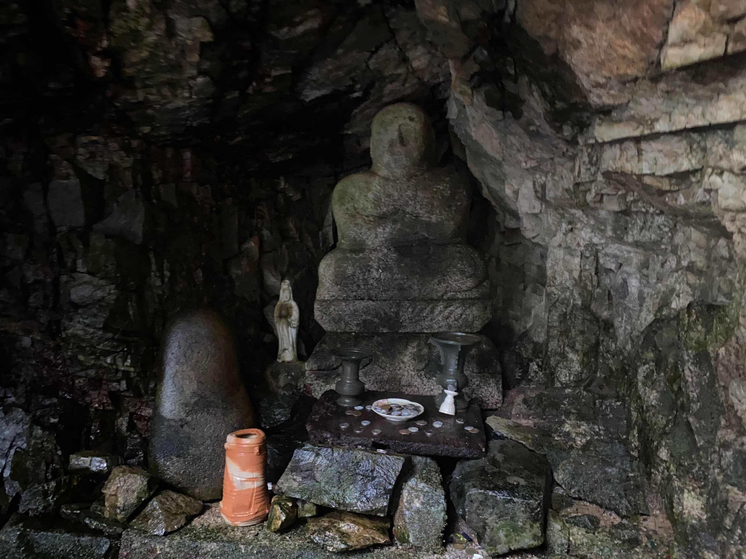 滝裏の小さな洞窟には石像が安置されていた