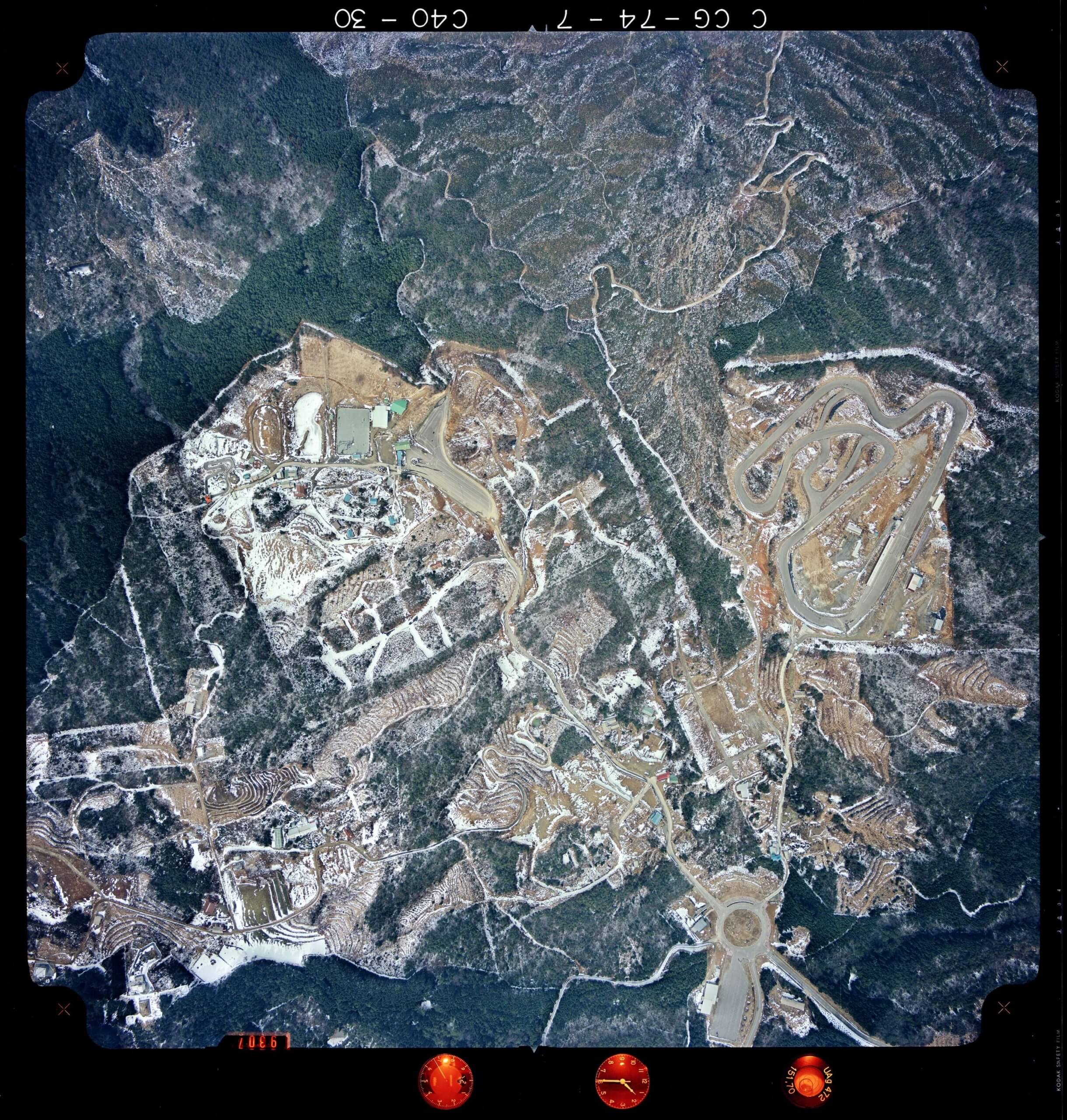 1975年1月31日撮影の航空写真。サーキットや遊園地の遊具が確認できる　出典：国土地理院