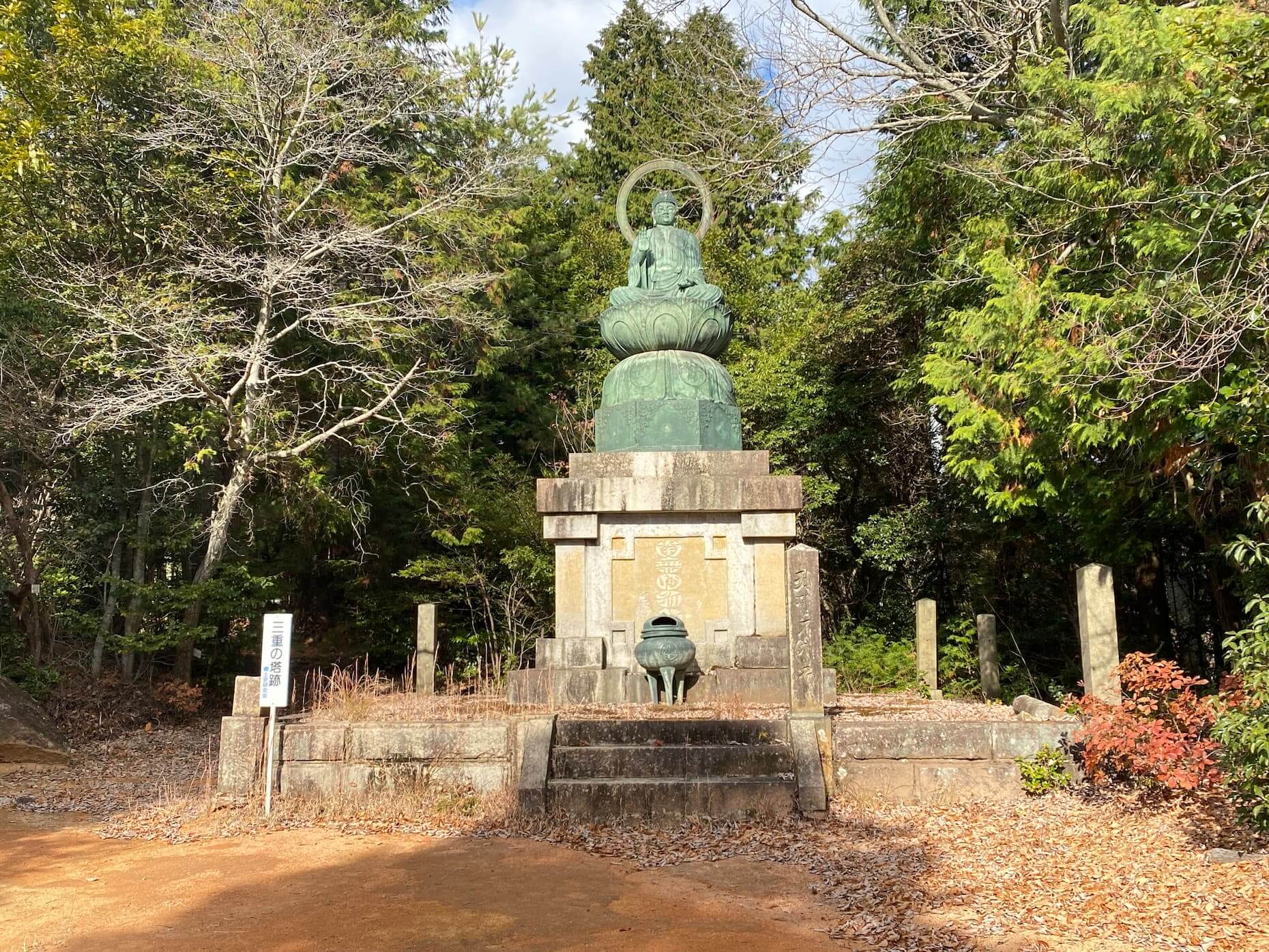 三重塔の跡地に立つ仏像