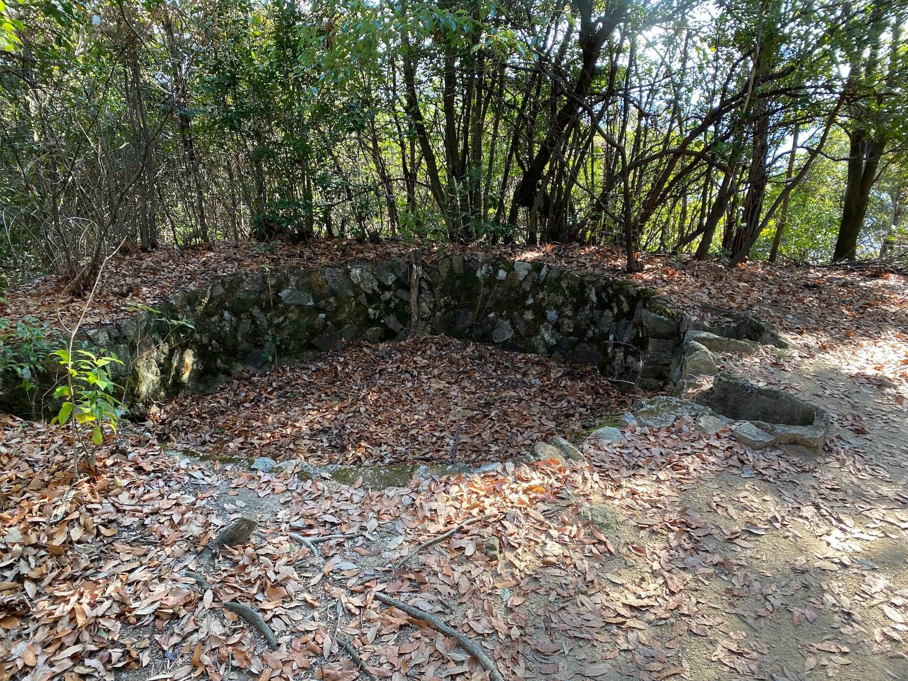 高射機銃陣地跡に残る石垣