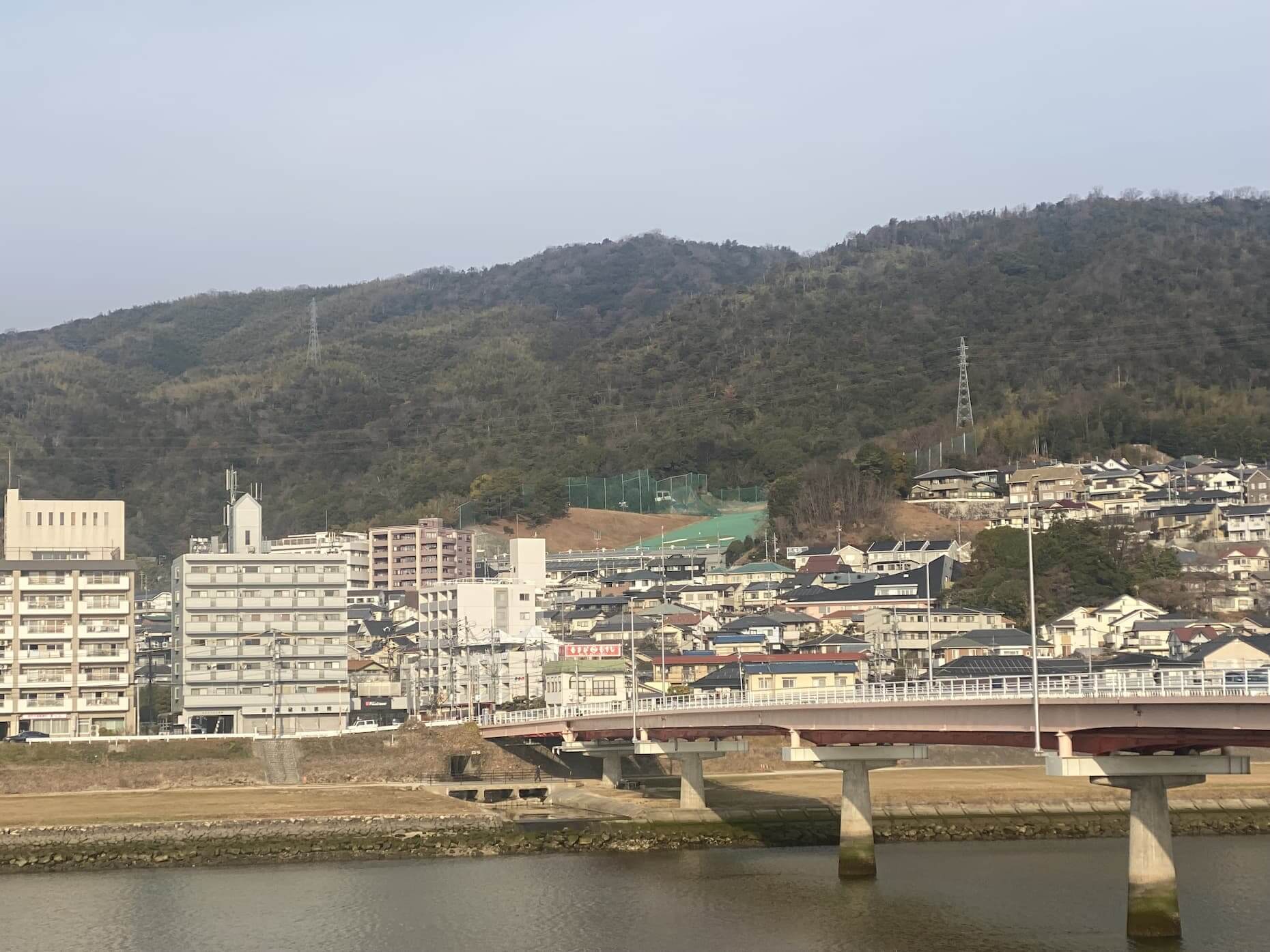 たおやかな山容の宗箇山。手前は太田川放水路と三滝橋