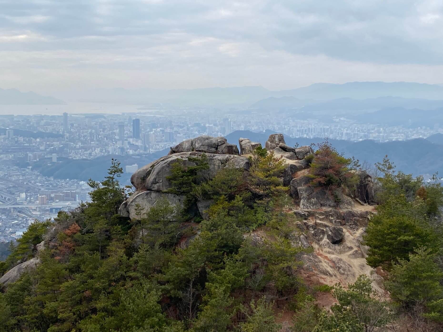 岩峰の北側から見た岩峰と広島市街地