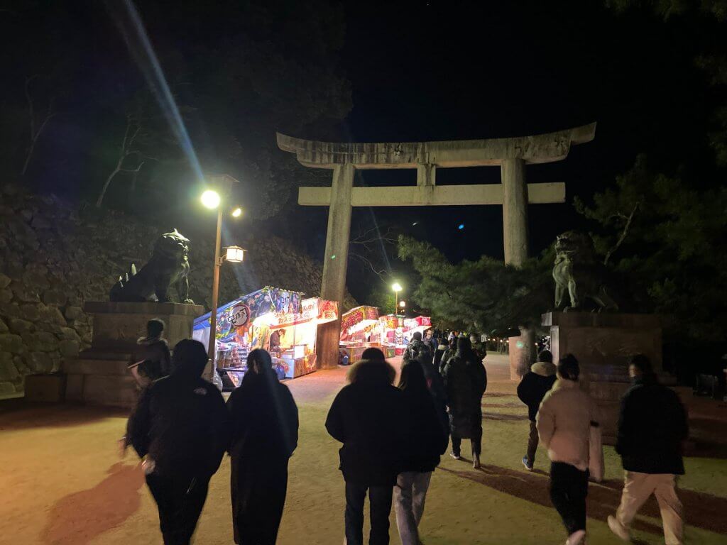 露店が並ぶ厳島神社参道