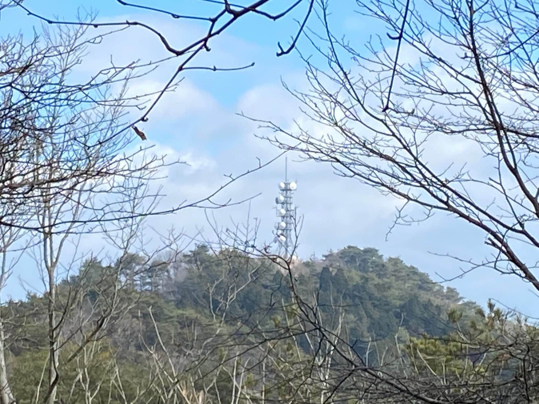 山頂の電波塔が近付いてきた