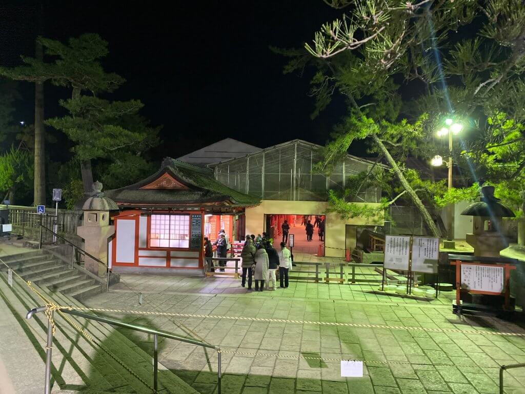 厳島神社入り口、午前4時50分。まだ人影はまばら