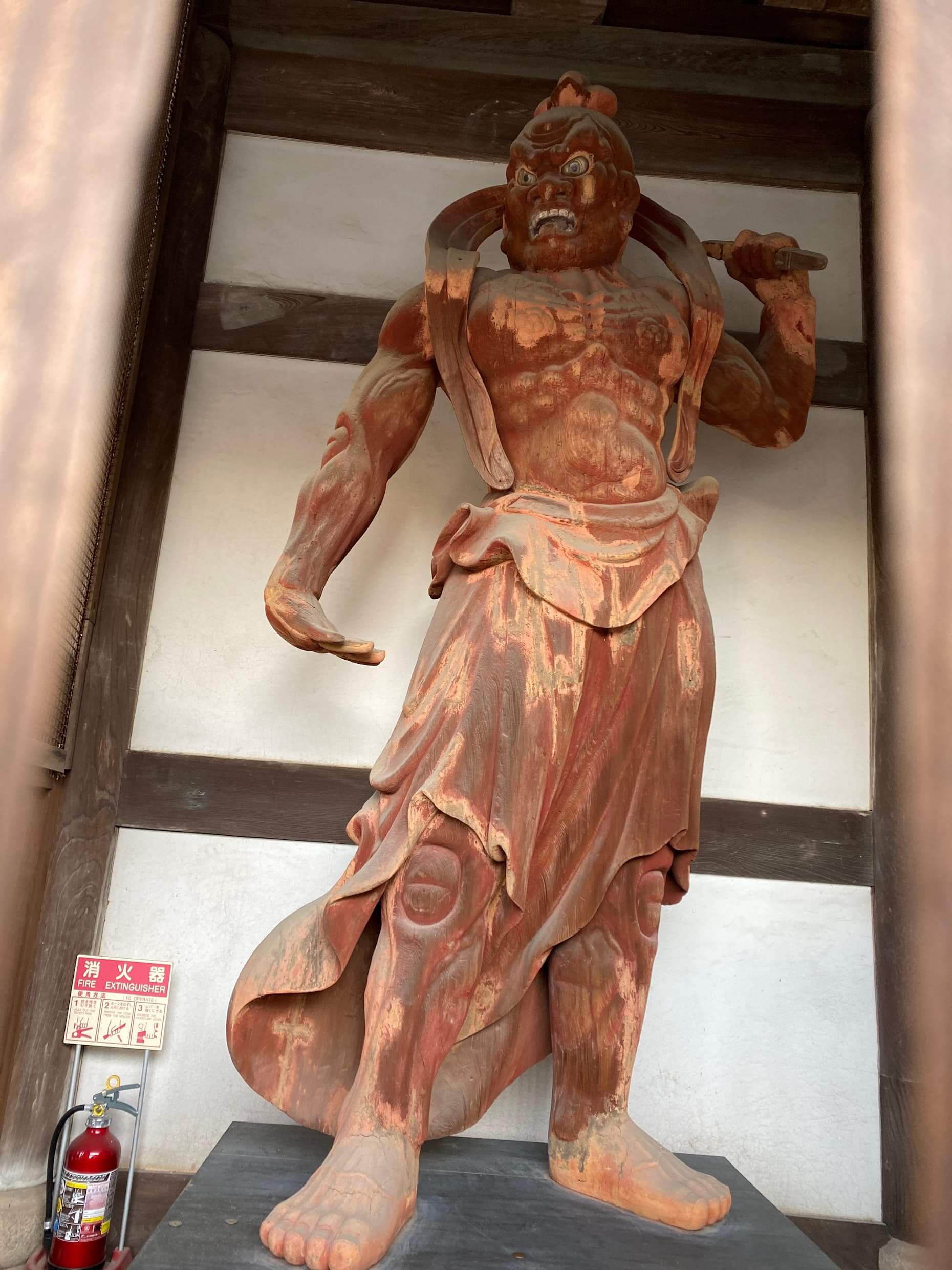 楼門内の仁王像（阿形）は県重要文化財。さすがの造形