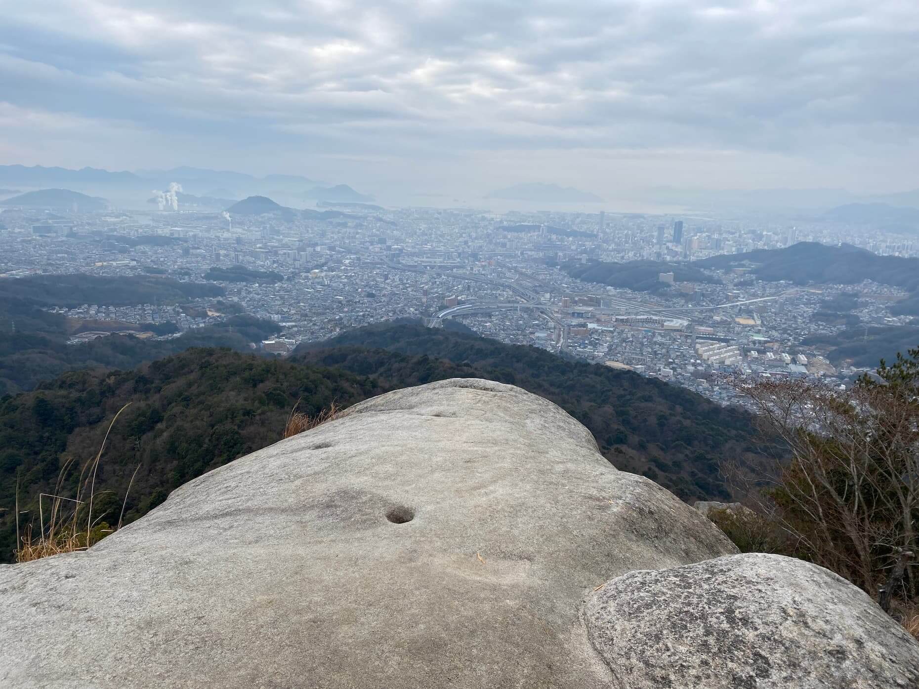 岩屋観音岩峰からの眺望。広島市の東部市街地と広島湾が一望できる