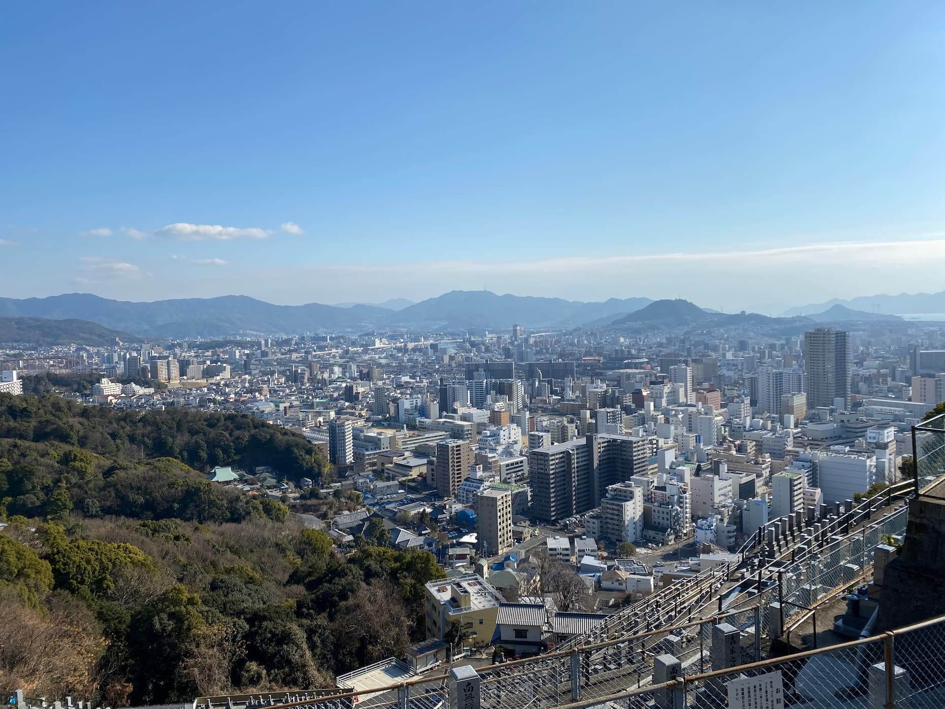 仏舎利塔横から見た広島市街地。正面遠くテレビ塔のあるのが絵下山