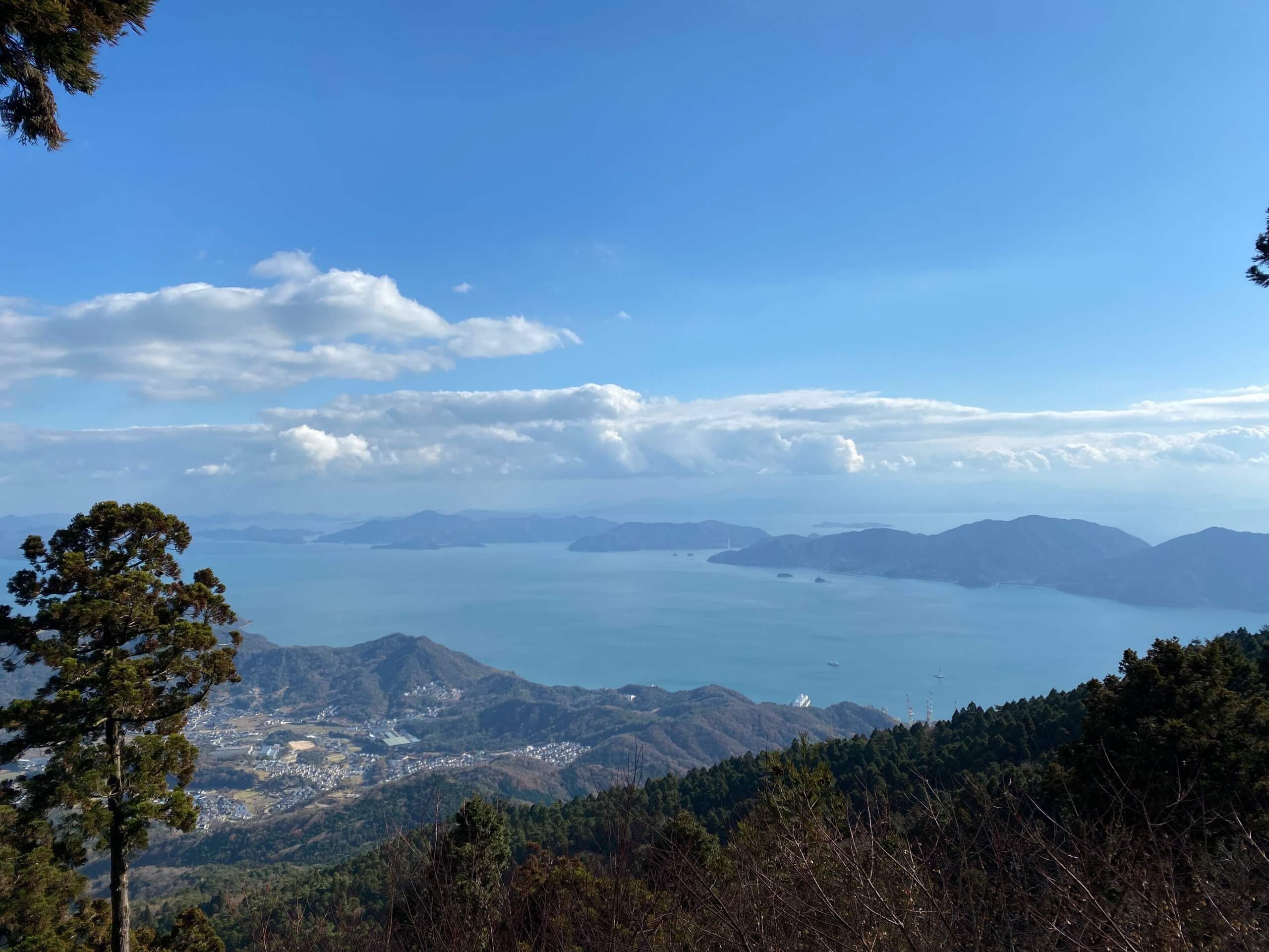 弘法寺の展望台からとびしま海道の島々を望む