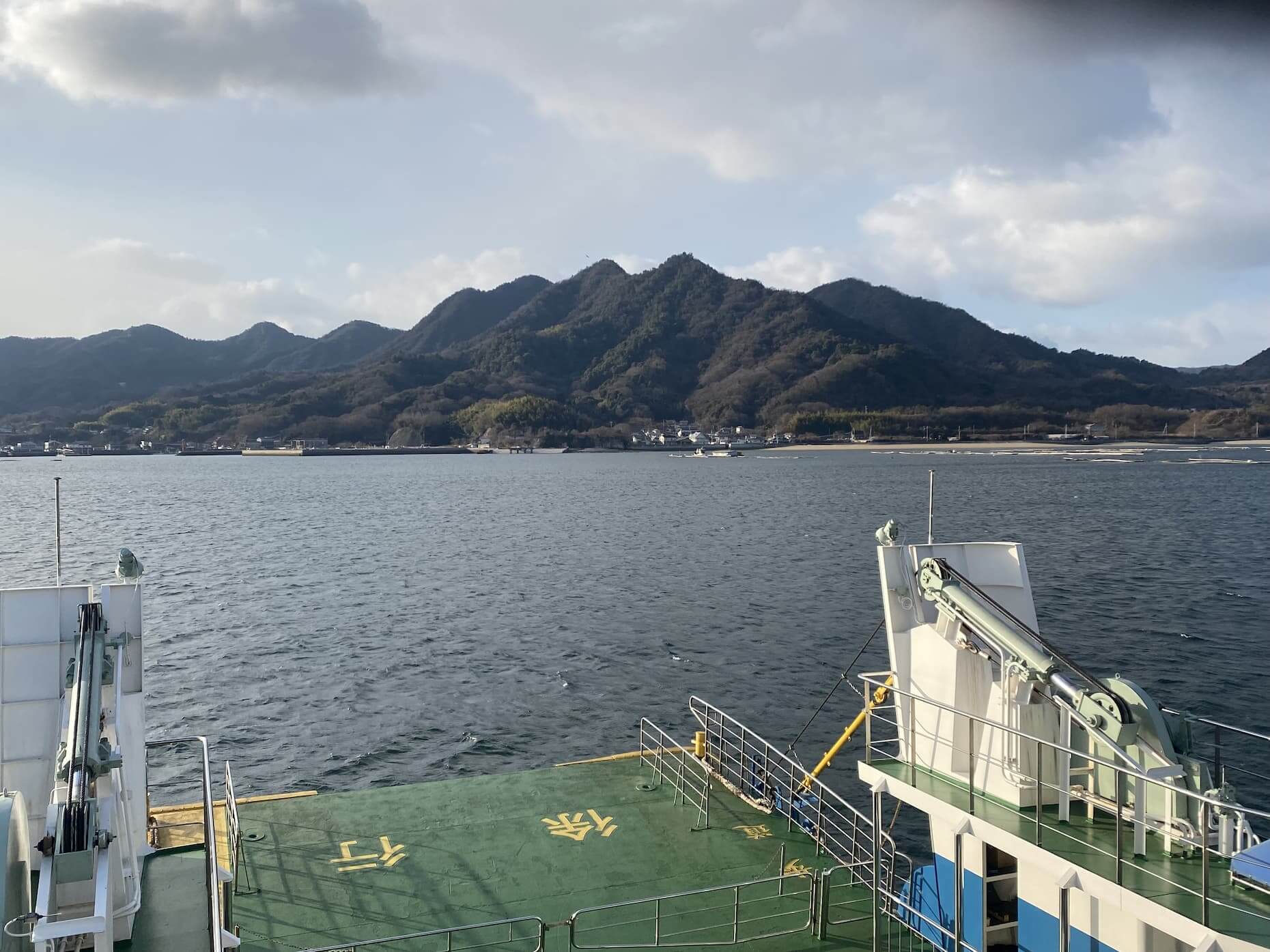 切串行きフェリーから見た江田島。中央がクマン岳、左の3つのピークの中央が古鷹山