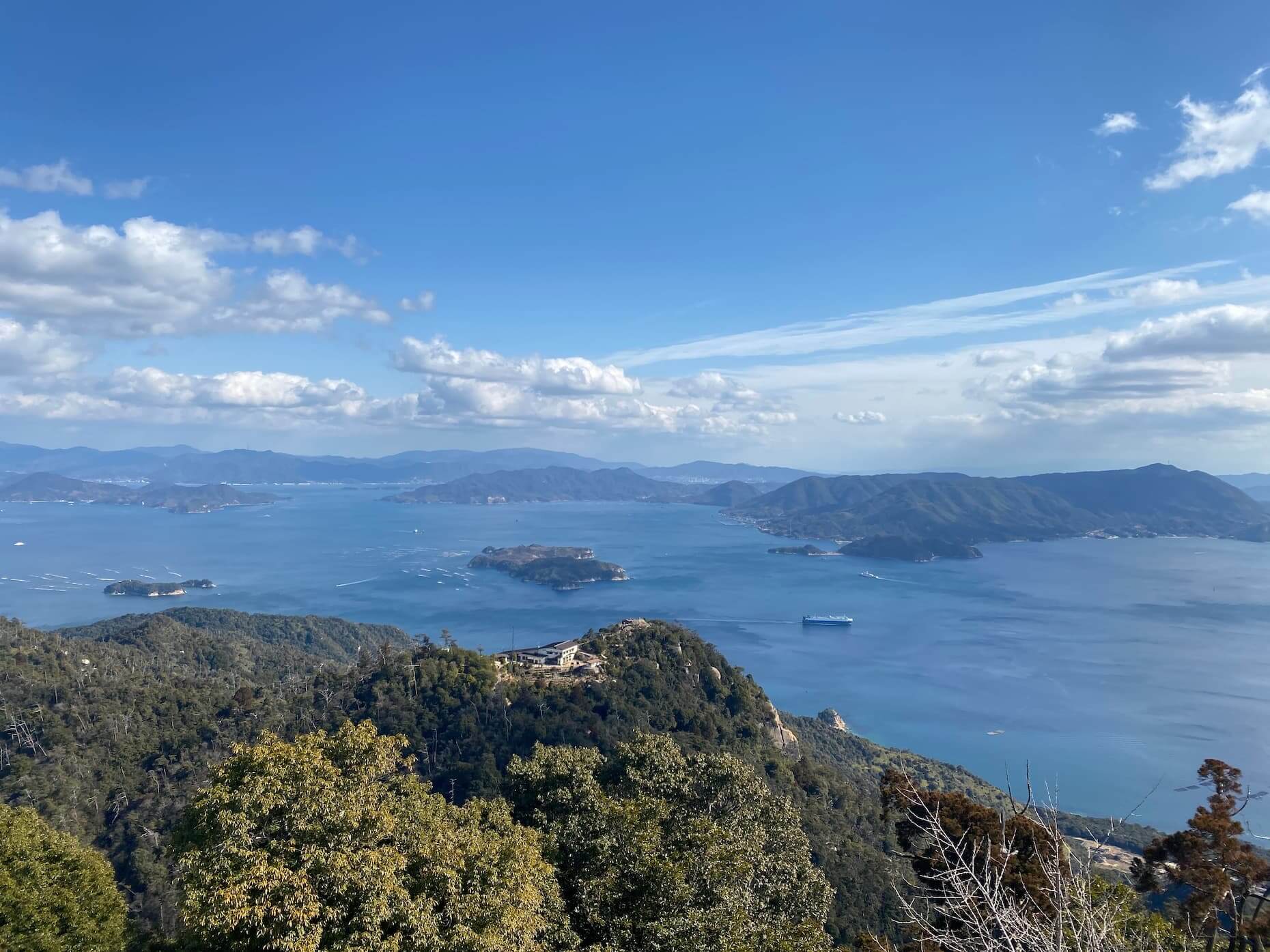 弥山山頂からの眺め。似島、能美島、絵の島、大奈佐美島が見える(2021年1月撮影)