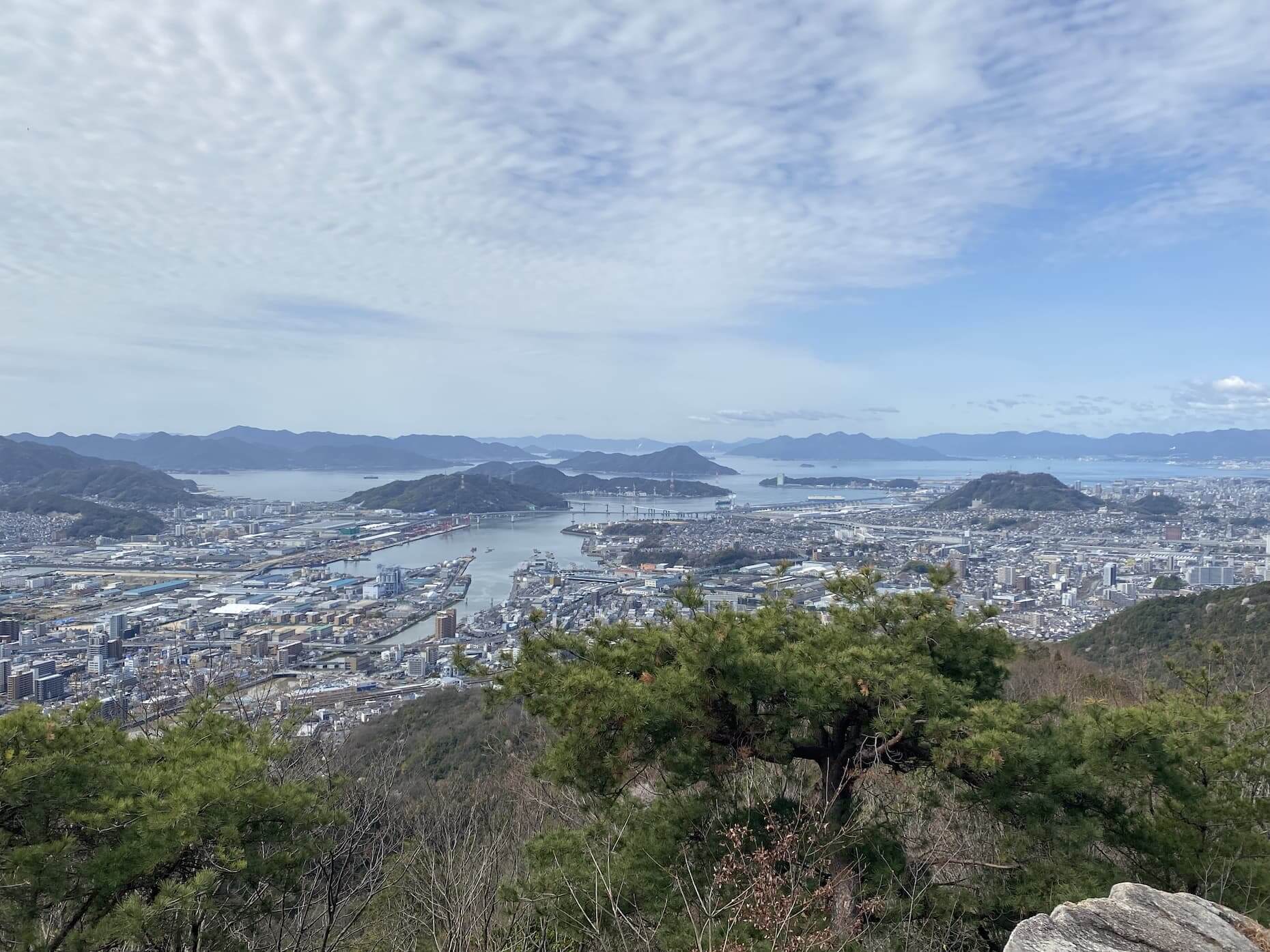 南側の眺望。海田湾から広島市街地、西中国山地まで一望