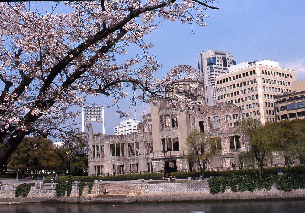原爆ドームと桜（写真提供：広島県）