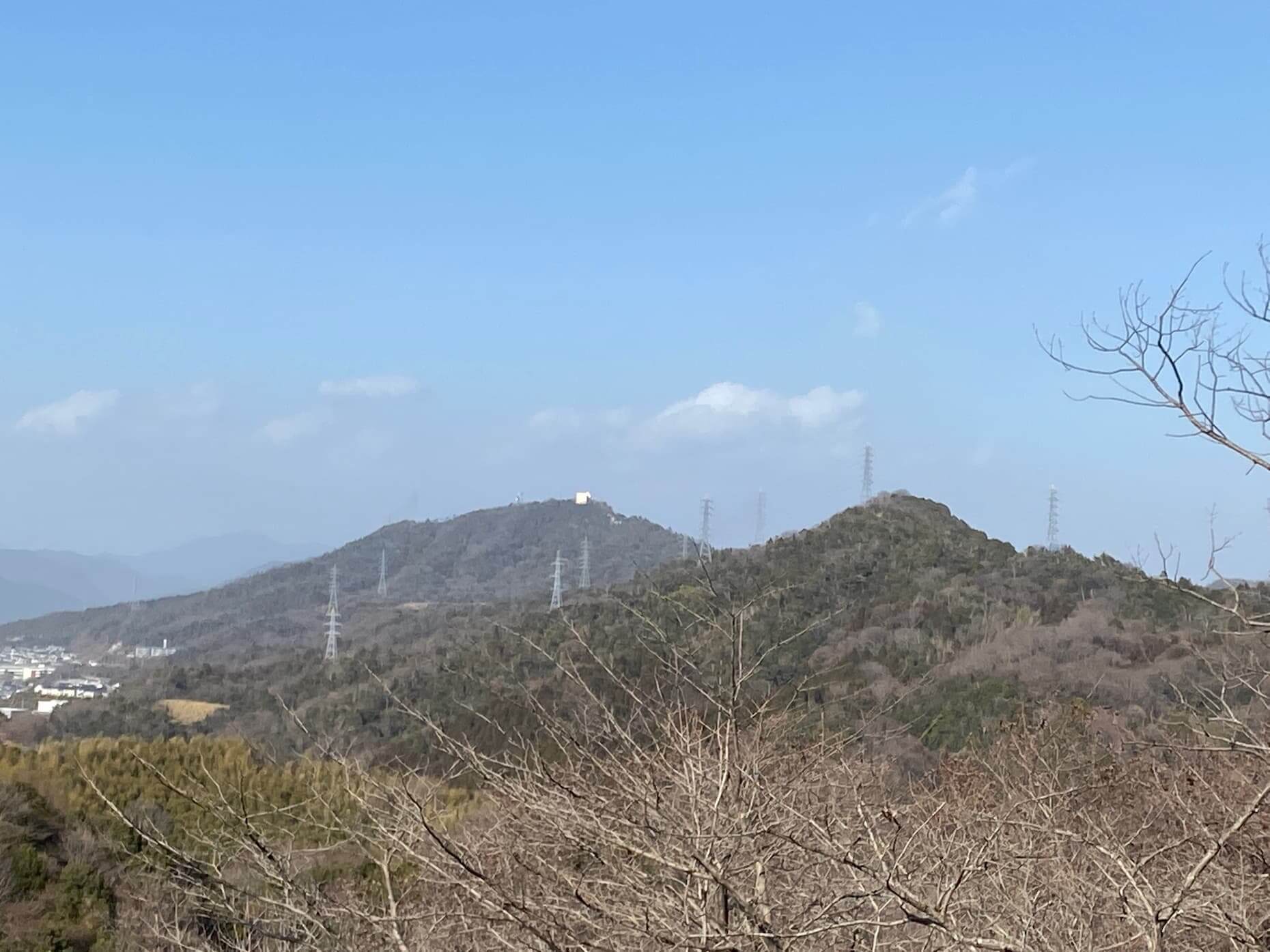 NTTの建物が目立つ大茶臼山（中央）と柚木城山（右）