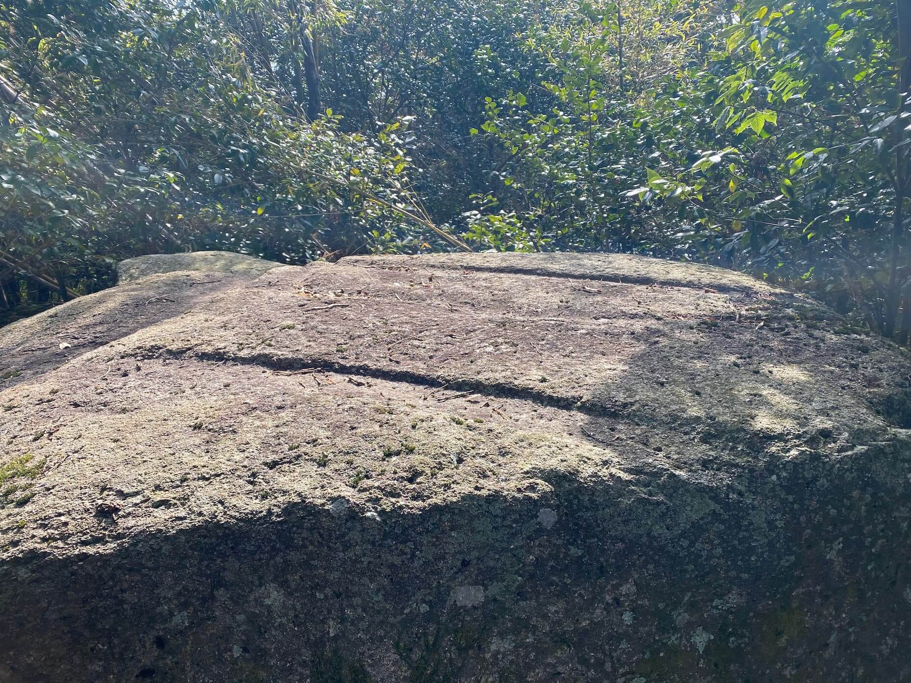見張台の岩の表面には加工された跡が残る