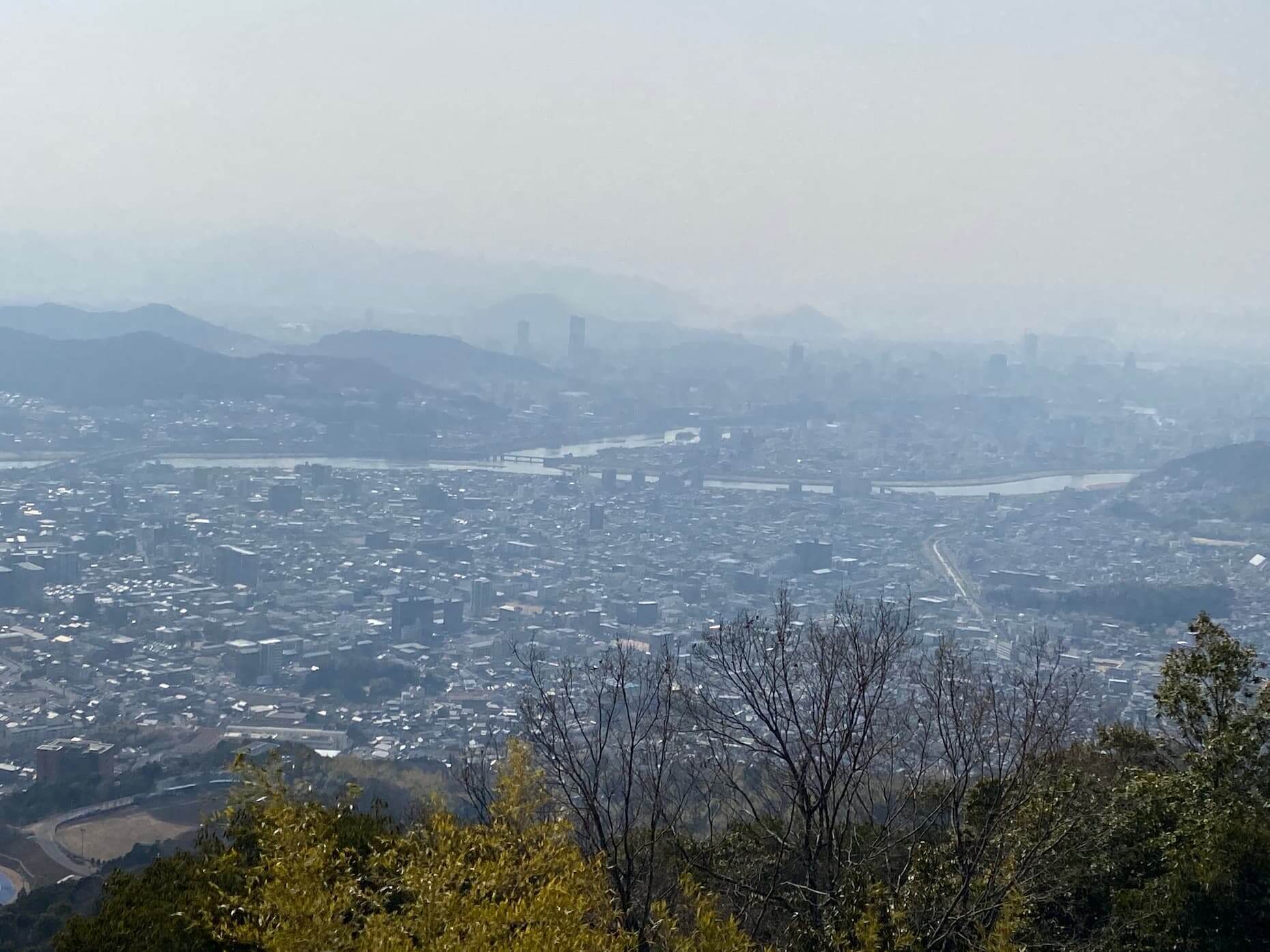 武田山山頂からの眺望。PM2.5、花粉、黄砂でぼんやり