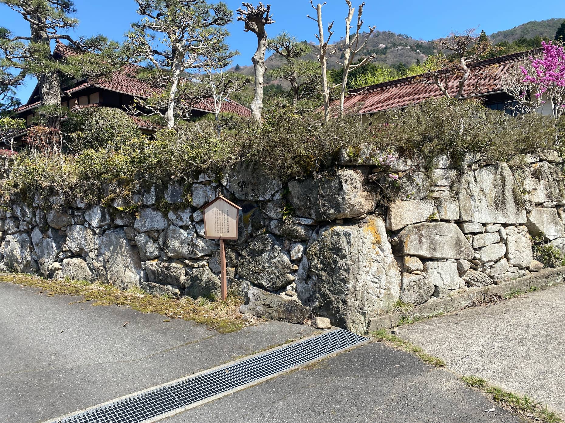 井原氏の居館跡の石垣。いまは民家になっている