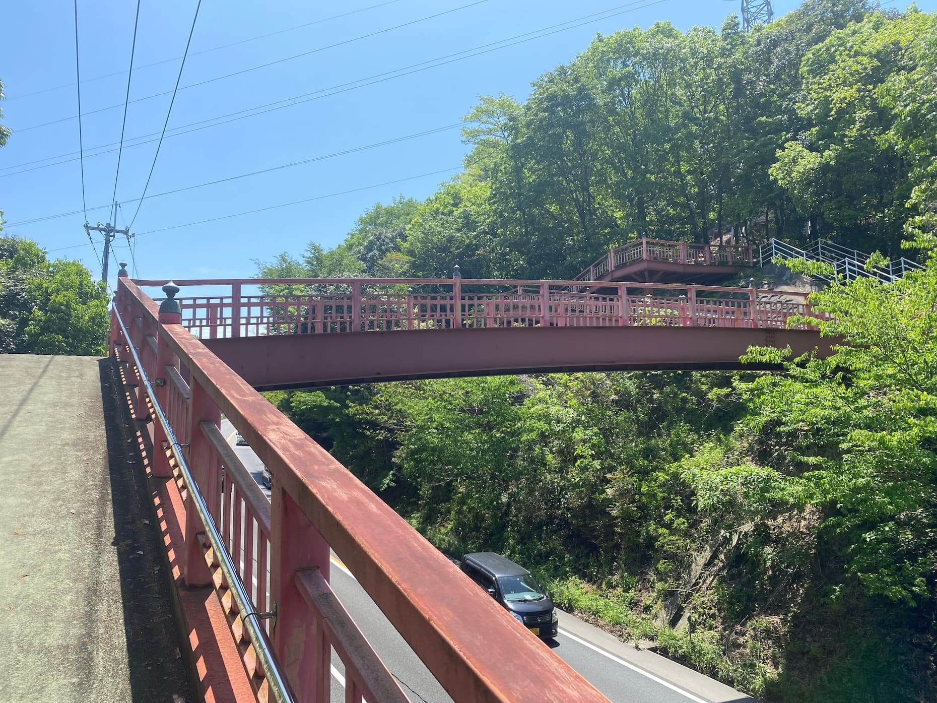 広島熊野道路を越える歩道橋を渡る