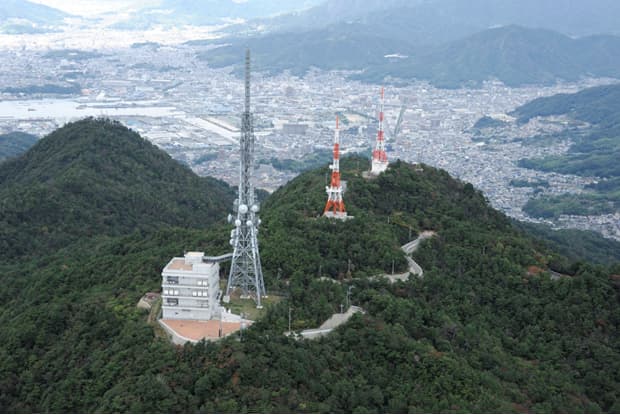 デジタル放送施設とアナログ放送設備が共にあった時期も。一番奥が現在展望広場になっている広島ホームテレビの鉄塔（2010年10月撮影）