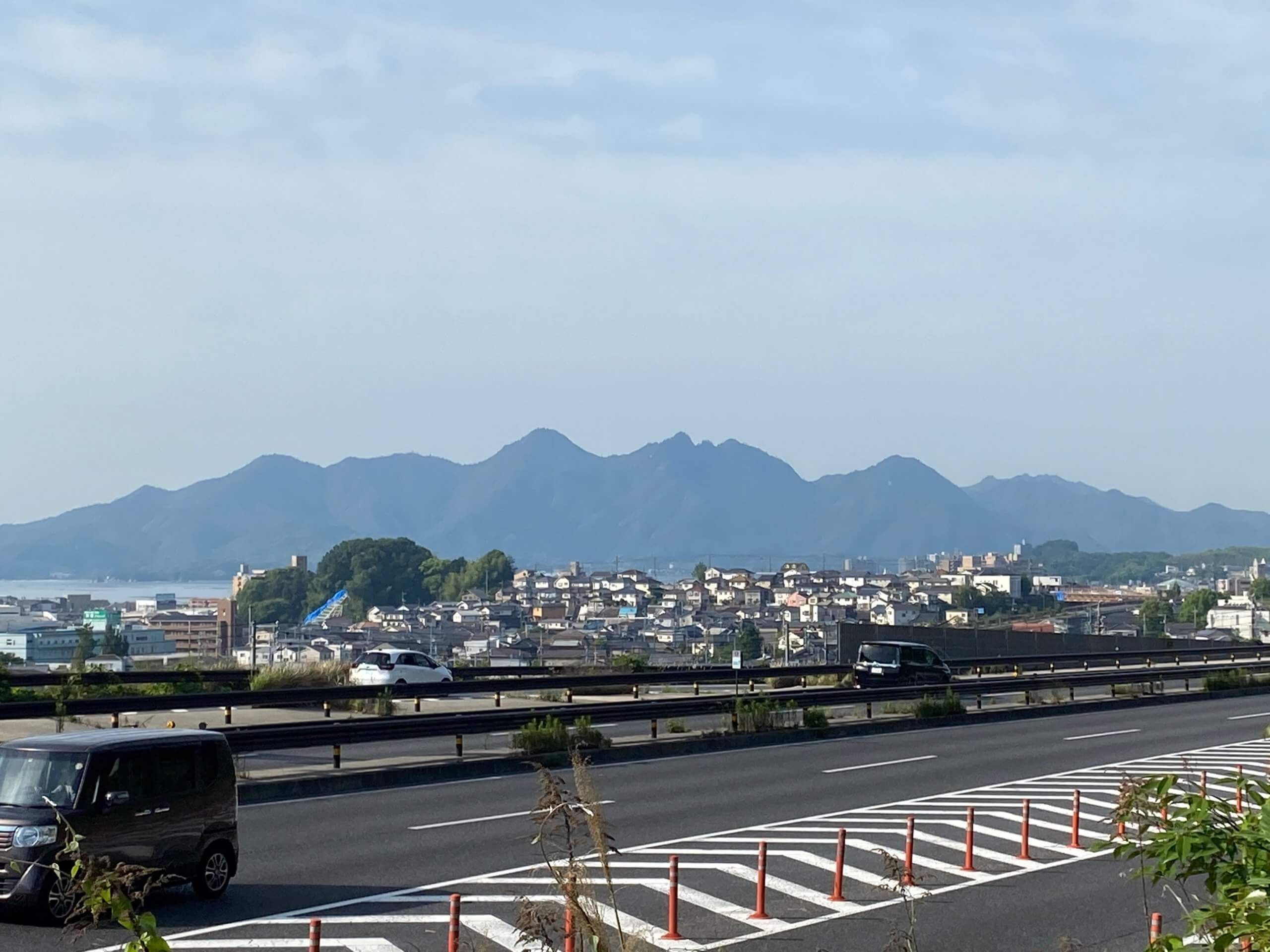 登山口に向かう西広島バイパス脇から見た厳島