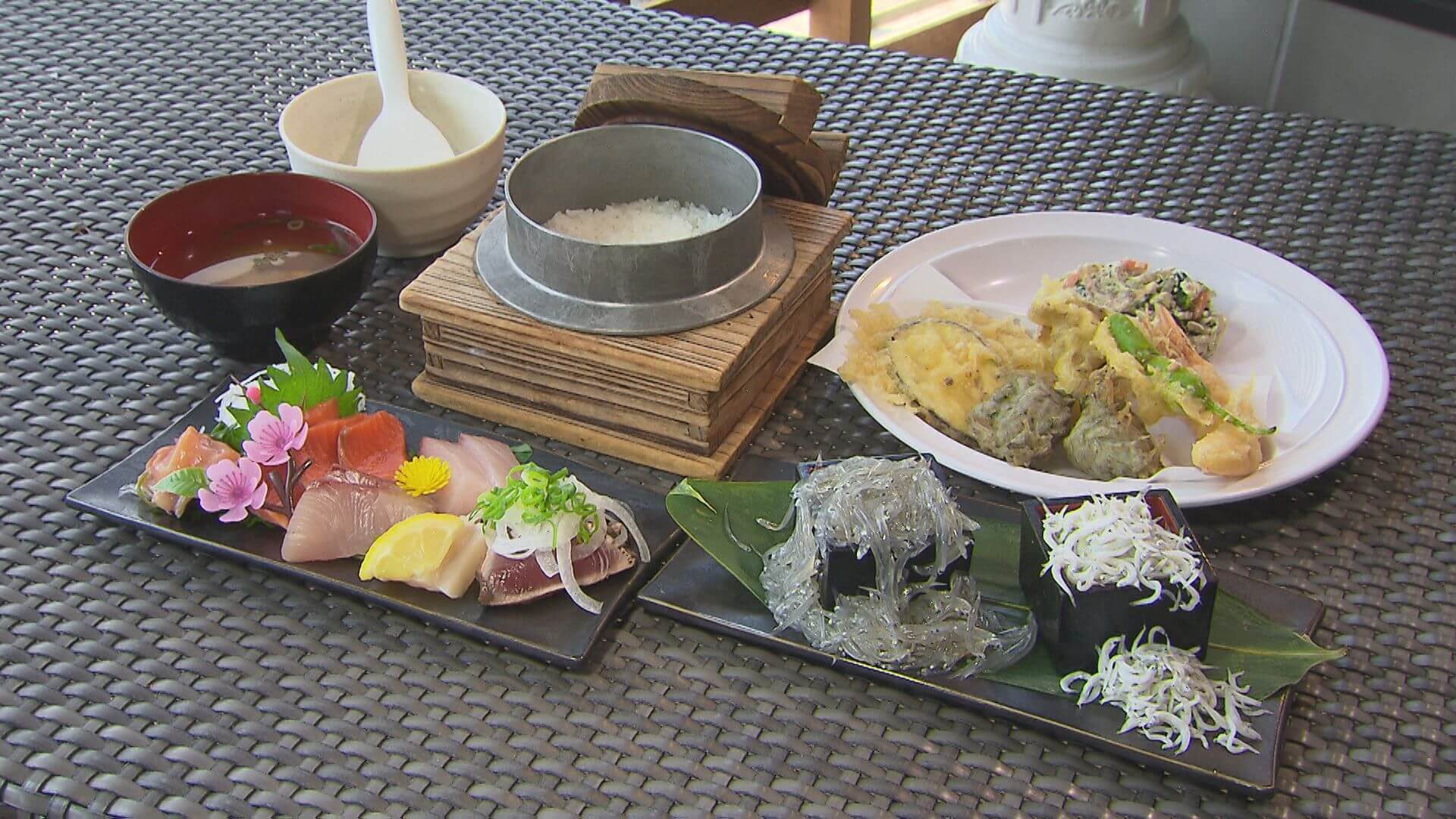 天ぷら定食（1,100円）に+580円でお刺身食べ放題を追加できる