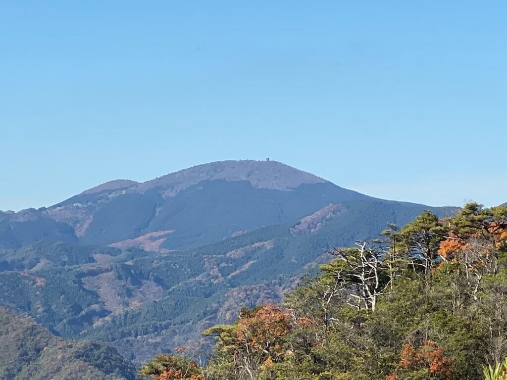 三倉岳から見た羅漢山。雄大な山容だ（2019年11月23日撮影）