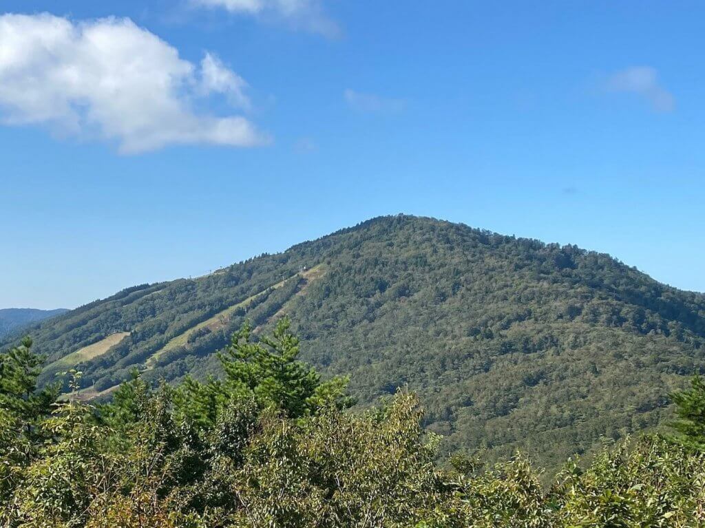 砥石郷の肩から見た恐羅漢山（2020年9月21日撮影）