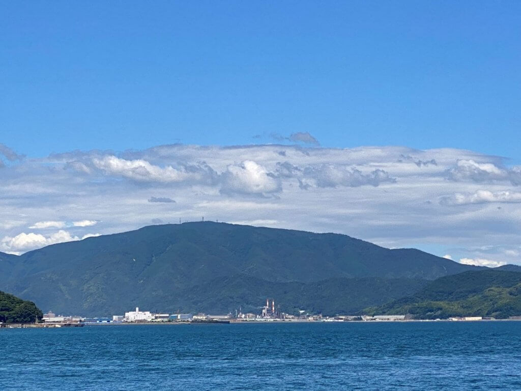 海上から見た野呂山全景（2022年7月29日撮影）