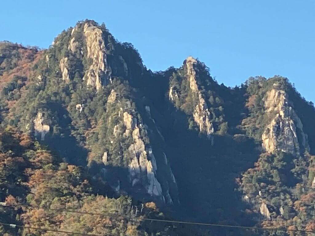 三倉岳。右から上ノ岳、中ノ岳、下ノ岳（2019年11月23日撮影）