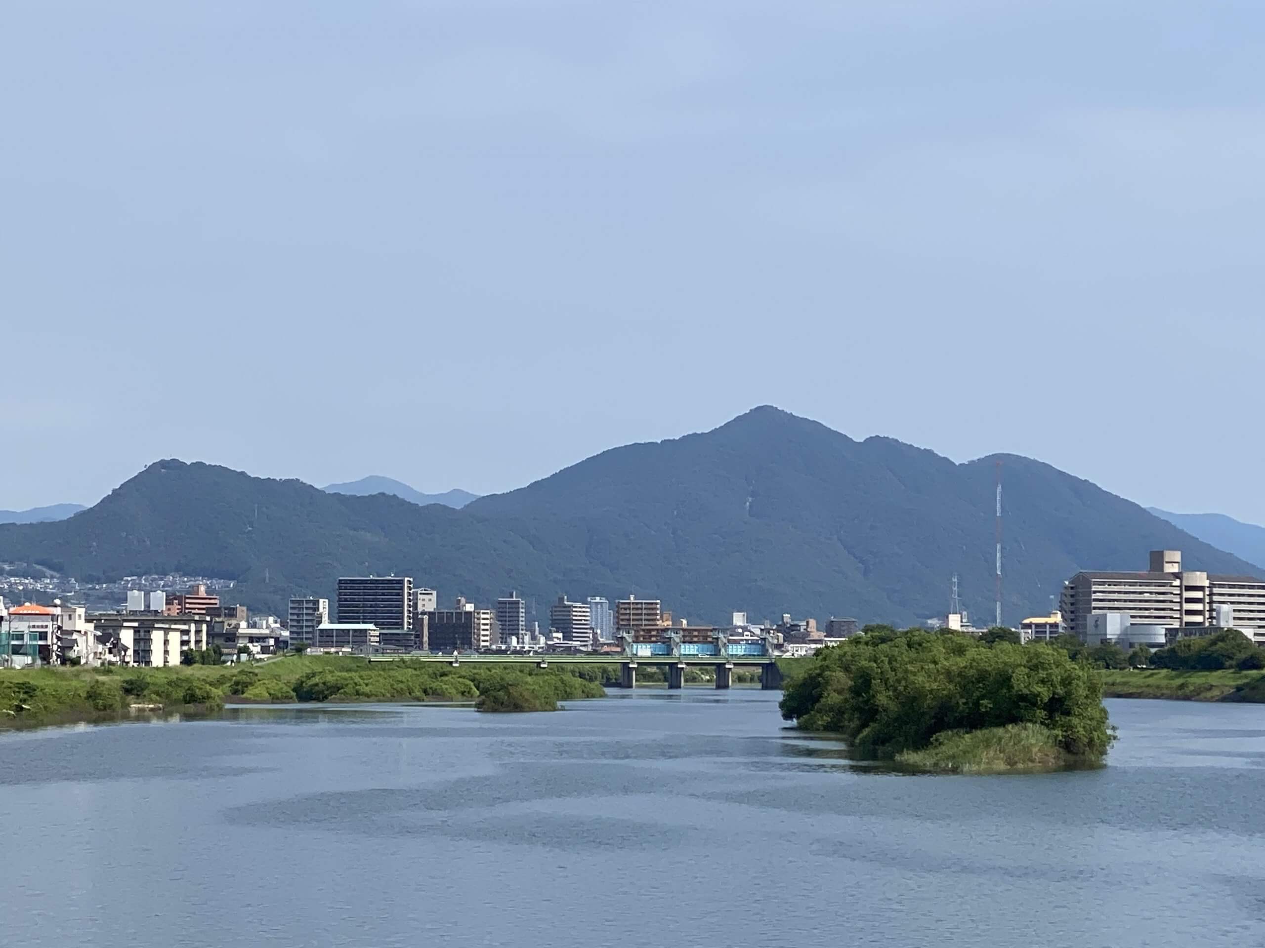広島市街地から見た阿武山（中央の最高峰）と権現山（左）