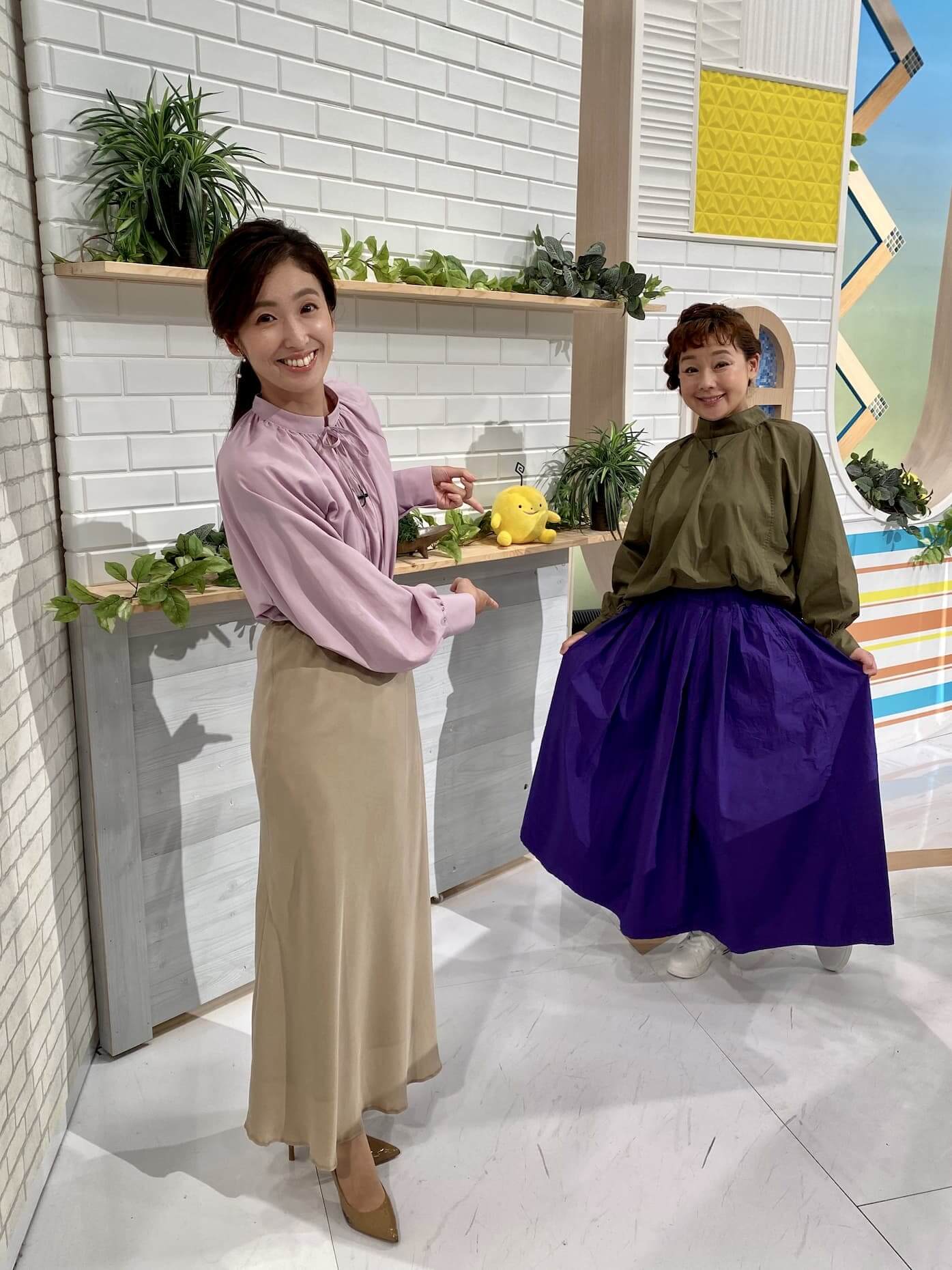 松本さん着用 カーキ（トップス）×紫（スカート）ともに　レセプション広島