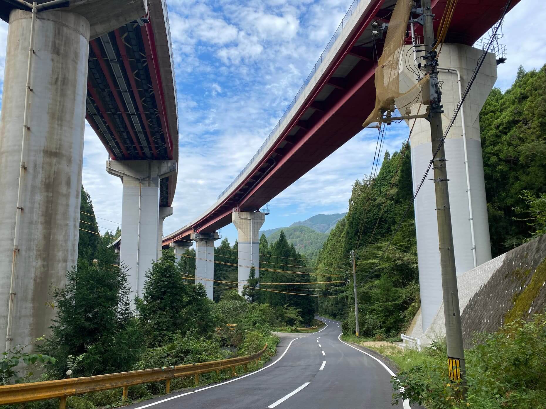 中国自動車道の高架橋をくぐる