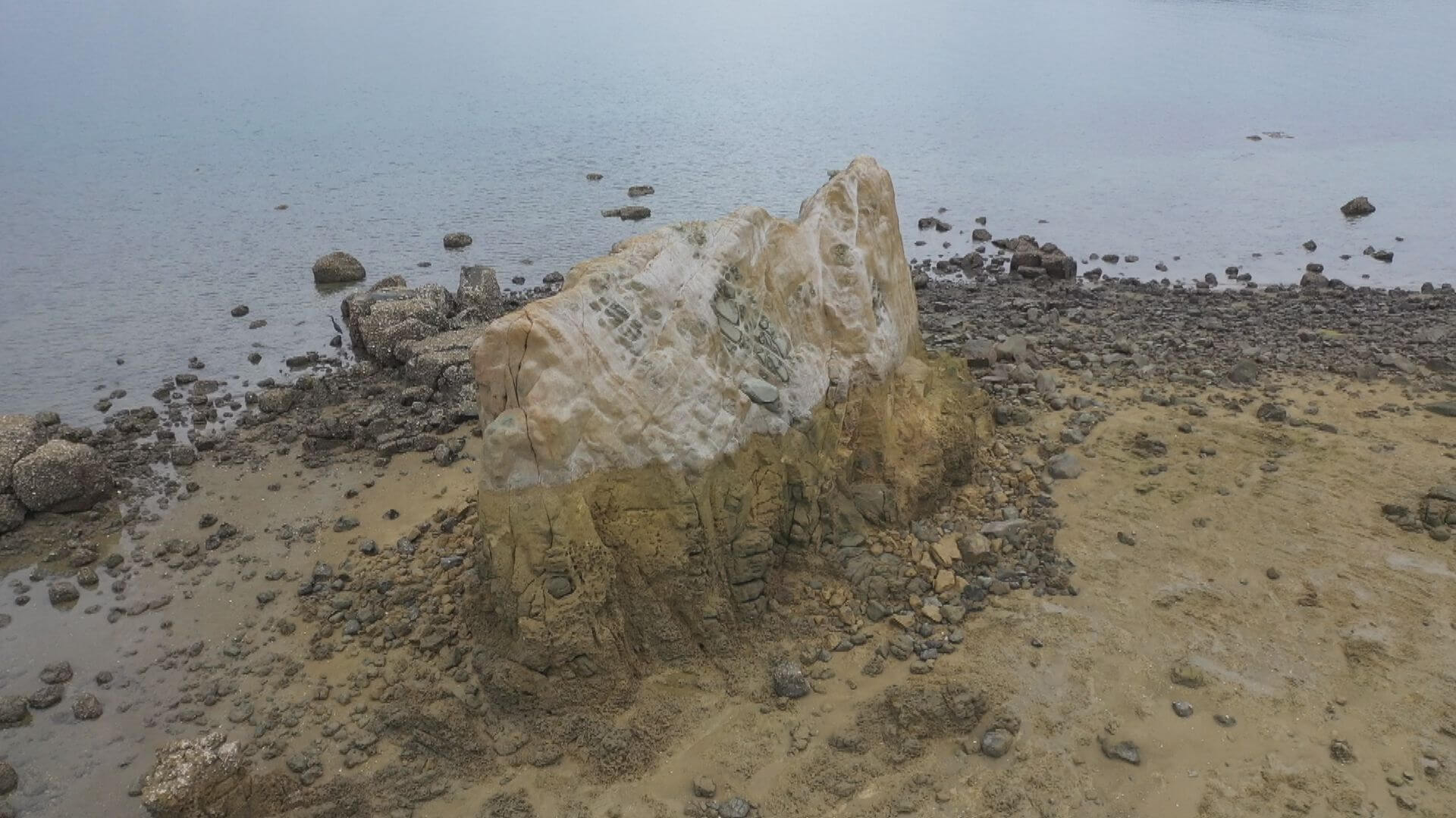 島に残る“岩石の塔