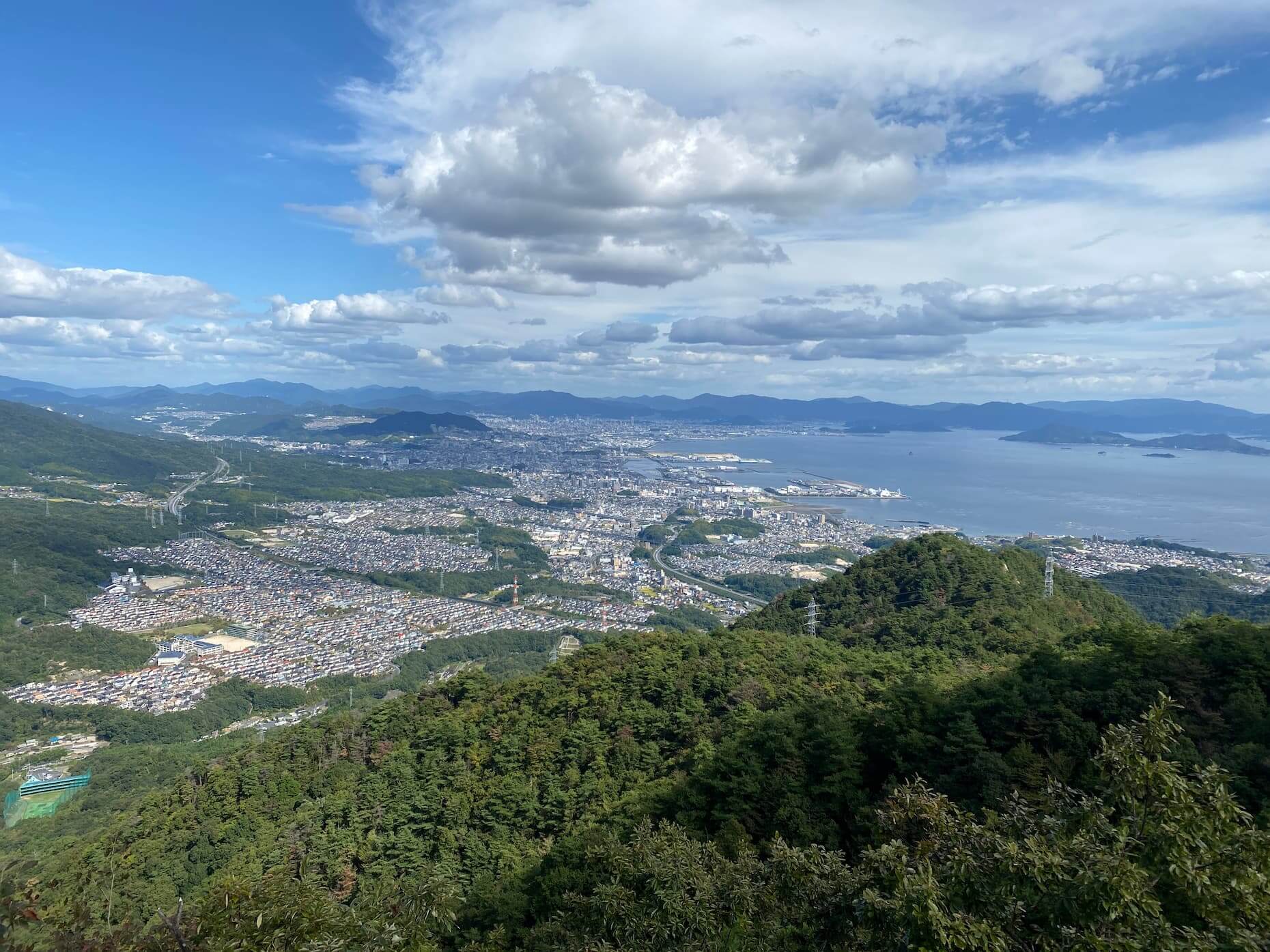 船倉山に向かう途中の尾根から廿日市市、広島市方面を望む
