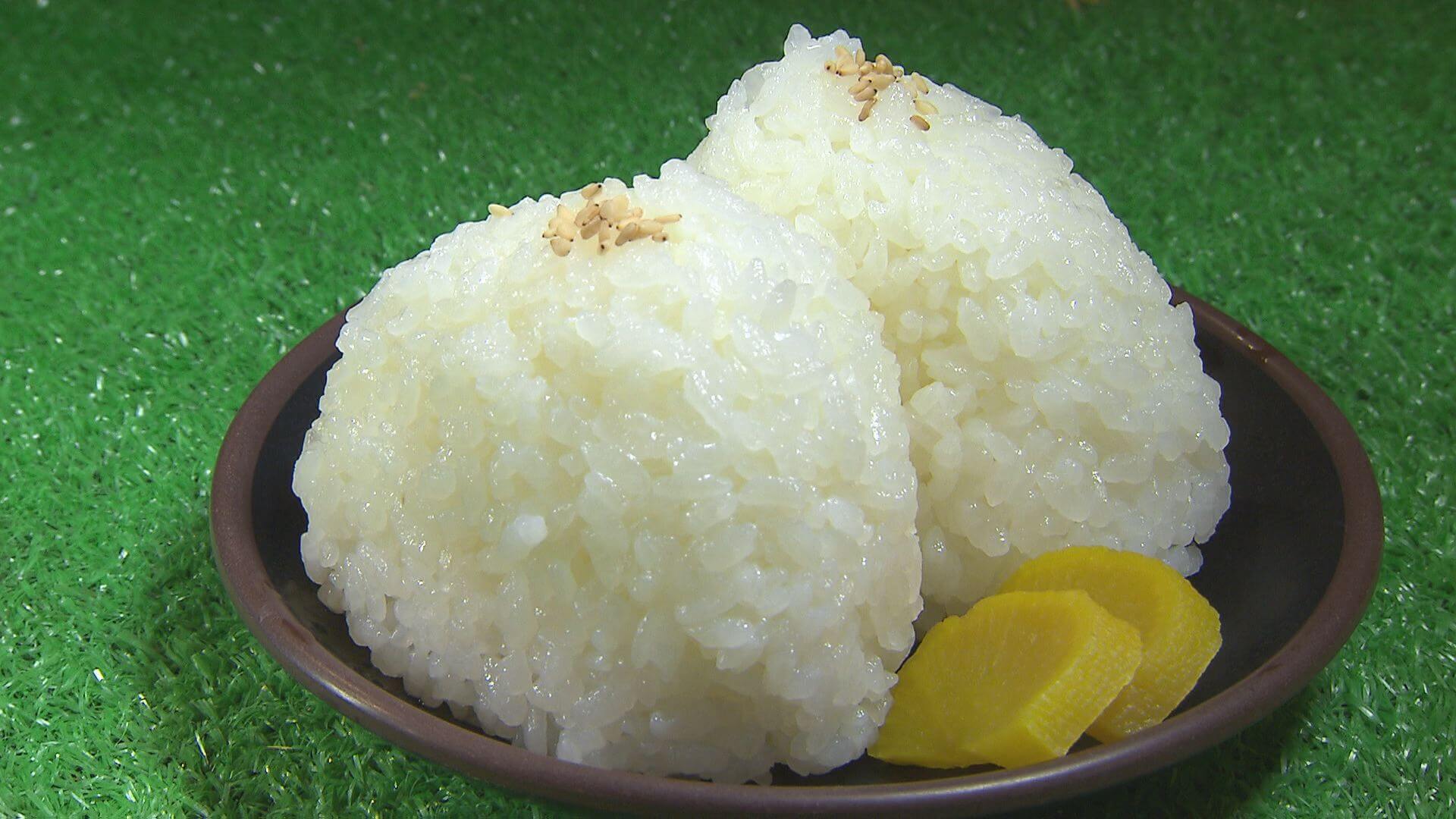 店内の「たかのキッチン」で新米を食べることも可能。「塩むすび」（1個120円）