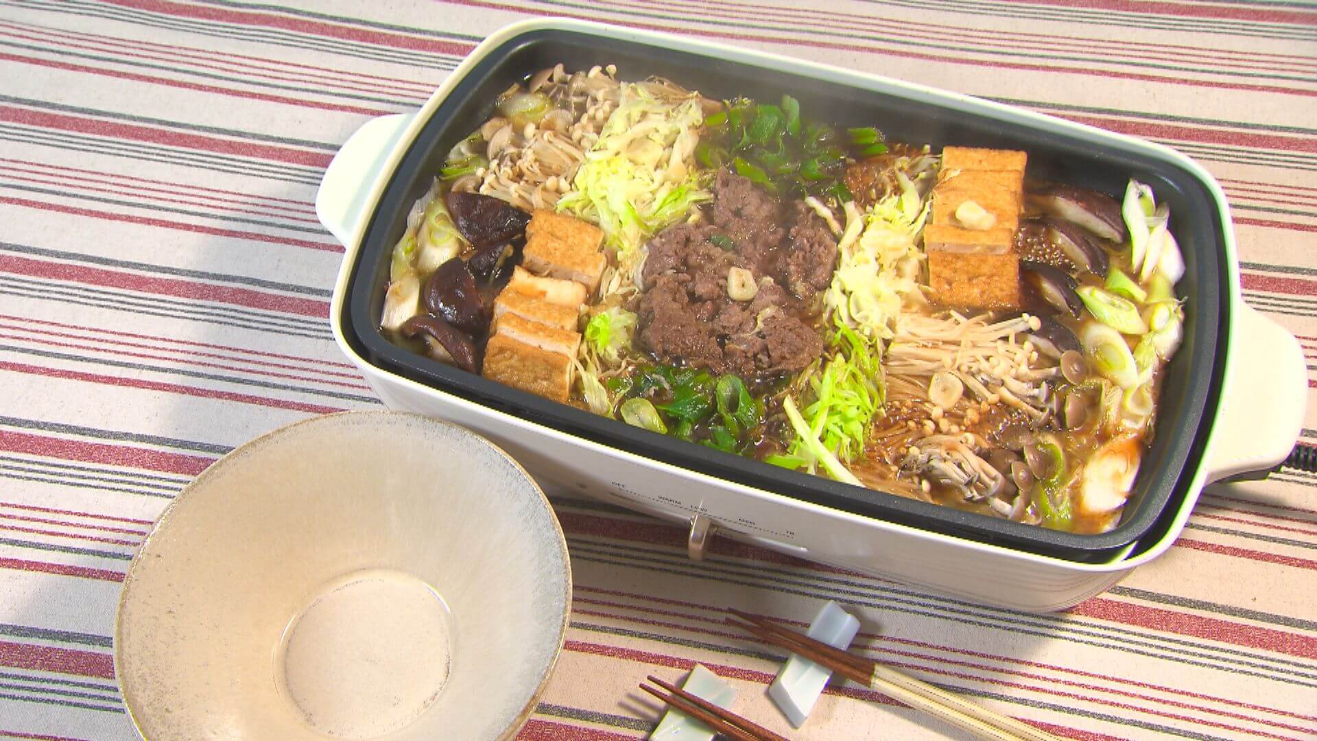 にんにくとバターで食べ応えアップ「ホットプレートすき焼き」|らくらくおしゃレシピ