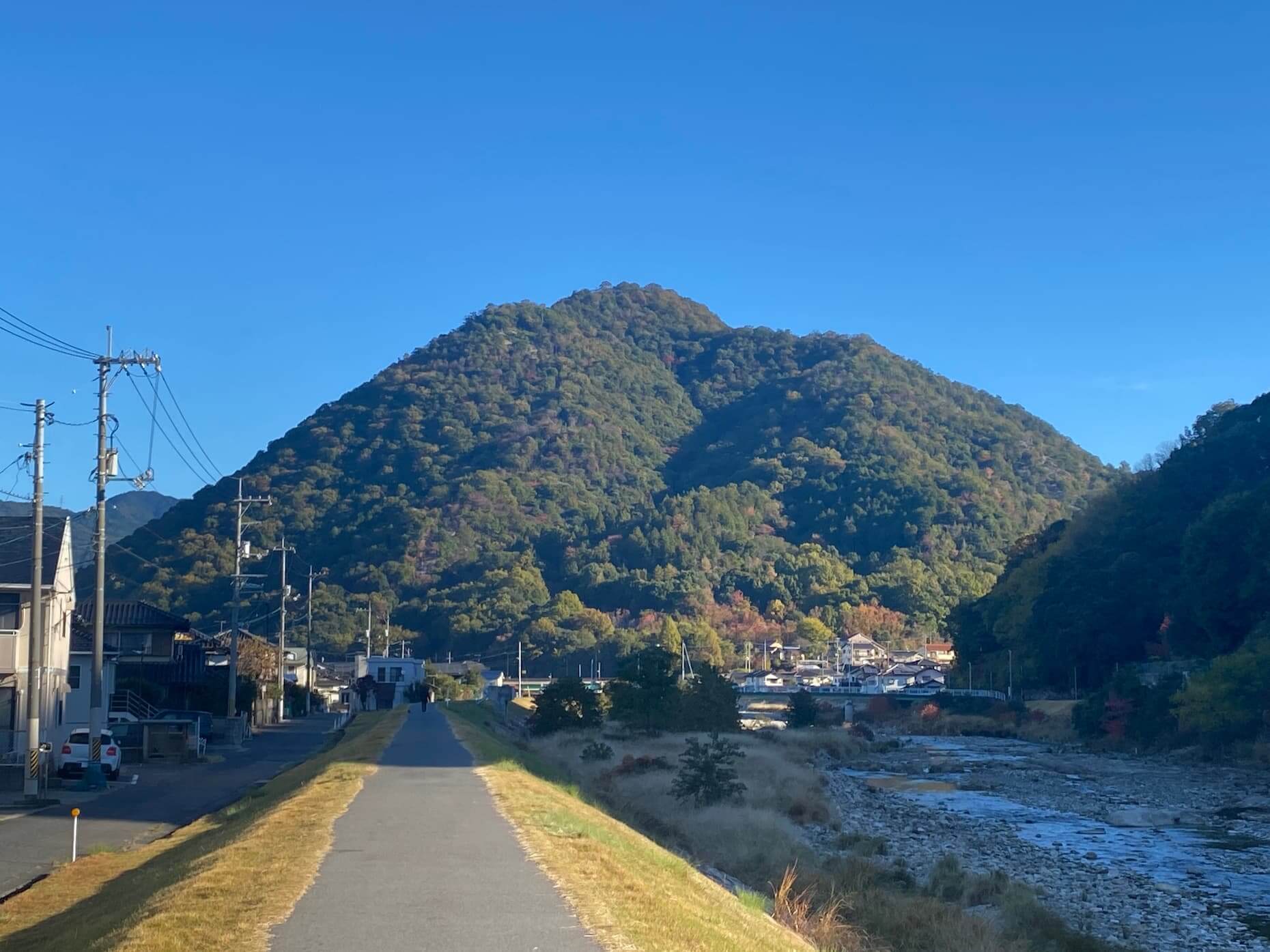 根谷川沿いを高松山に向かって歩く