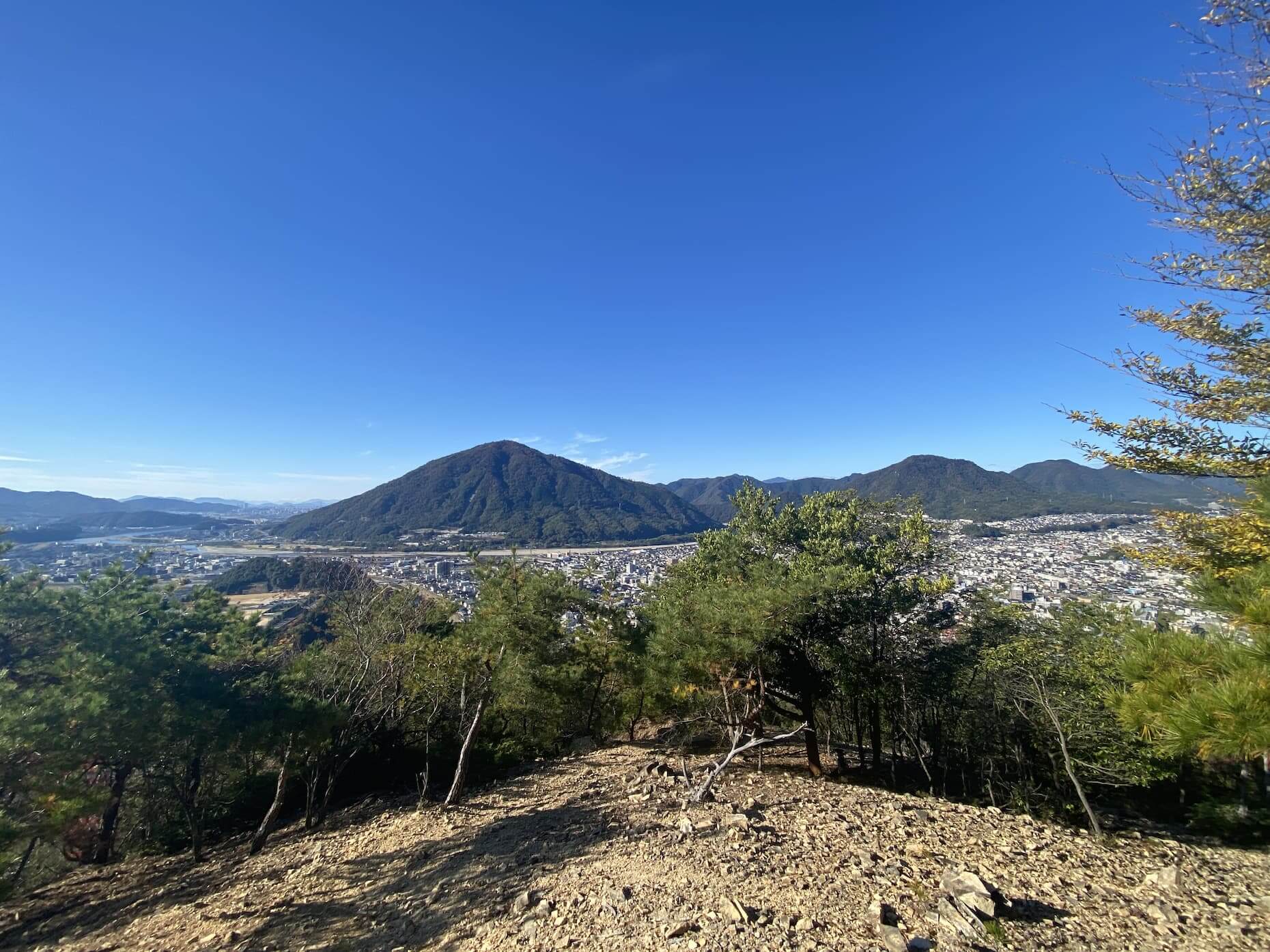 標高210メートル付近から南を望む。正面に阿武山、遠く広島市街地も見える