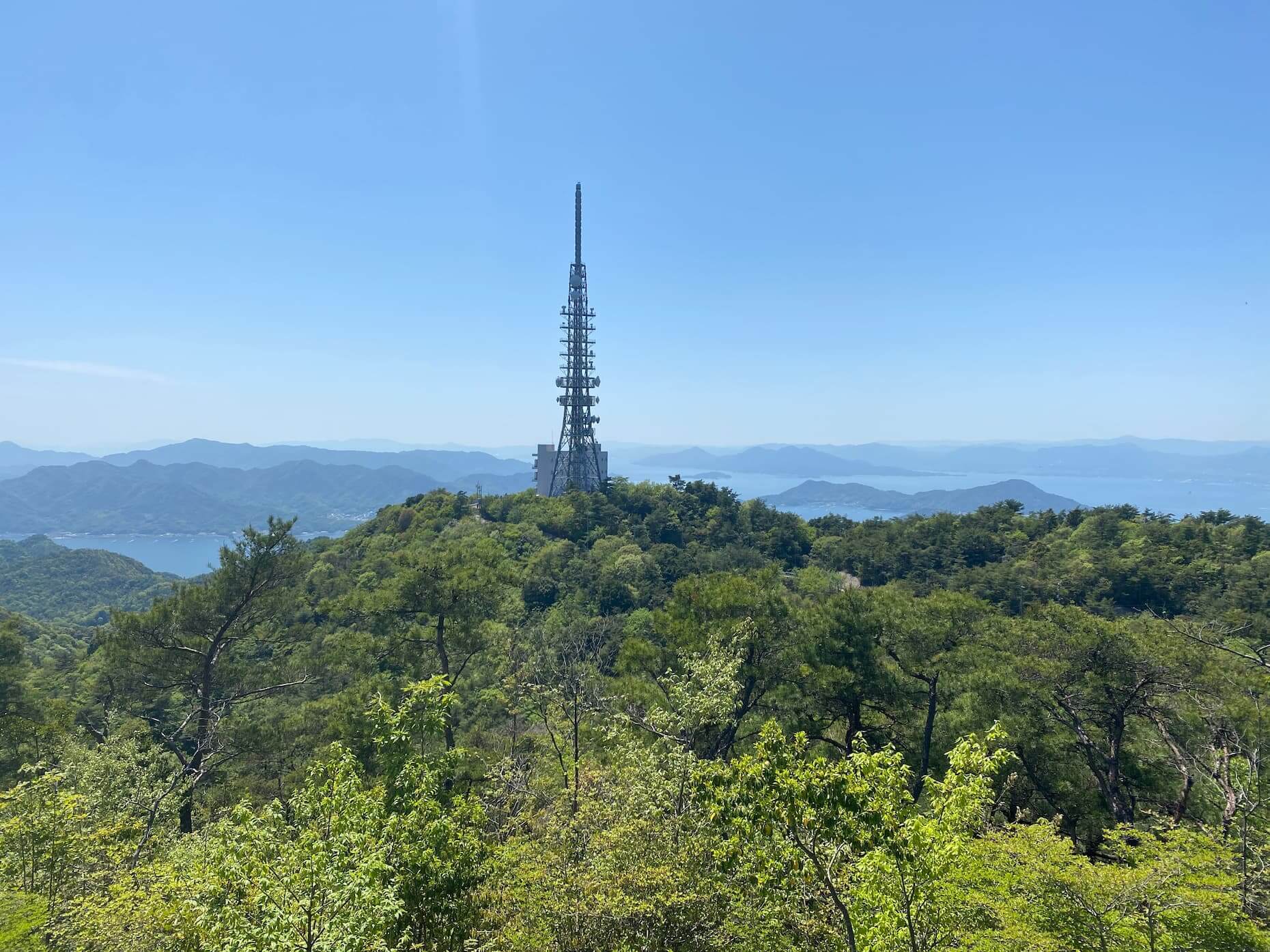 絵下山の山頂から広島デジタル放送所を望む