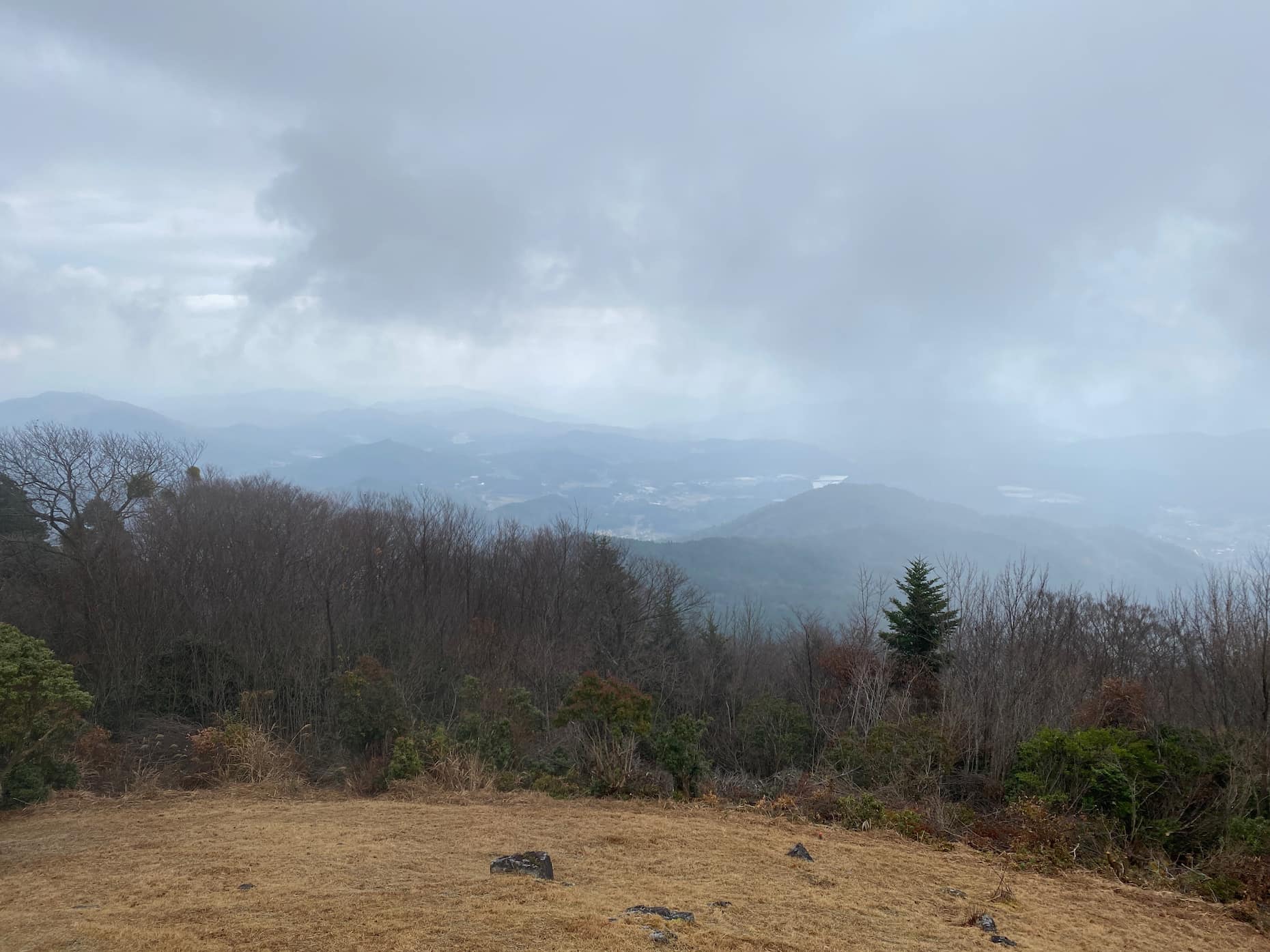 鷹ノ巣山に登頂。天気が回復し、麓も見えてきた