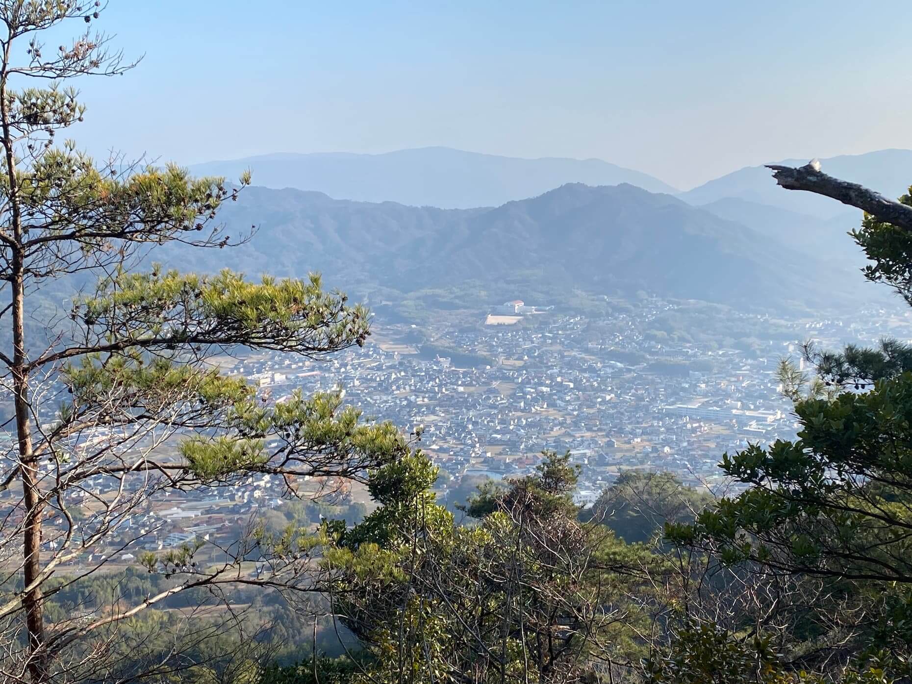 大岩展望地から熊野町方面、遠く野呂山を望む
