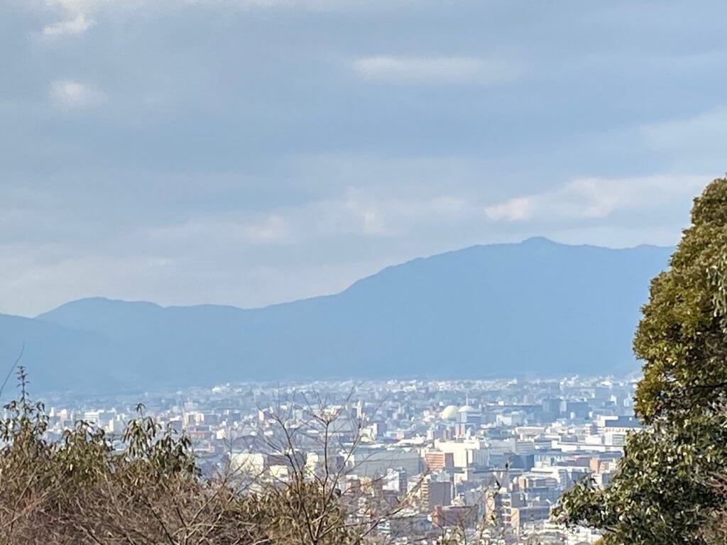 四ツ辻から京都市街地と愛宕山を望む