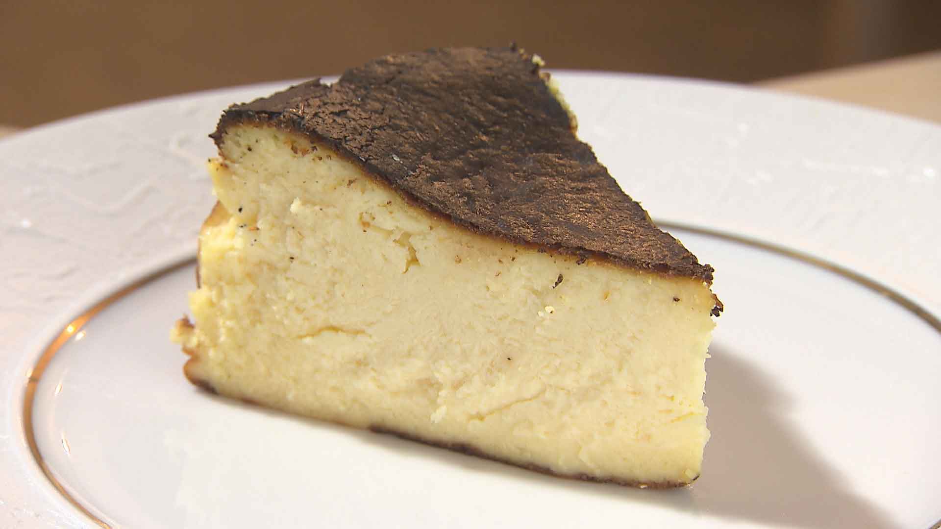 デザートにおすすめなのが一番人気のバスクチーズケーキ（550円）