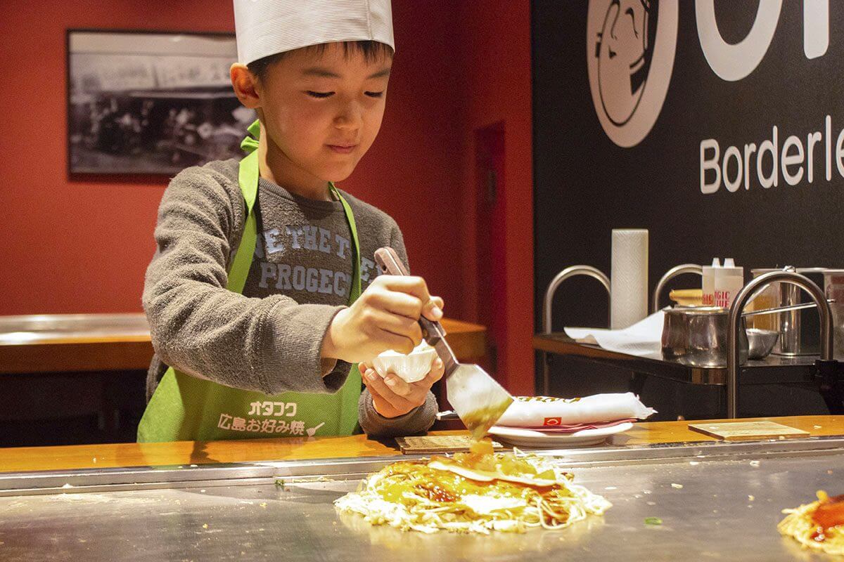 広島駅で絶対行くべき！学んで作って実食も『お好み焼体験スタジオOKOSTA（オコスタ）』／広島県広島市