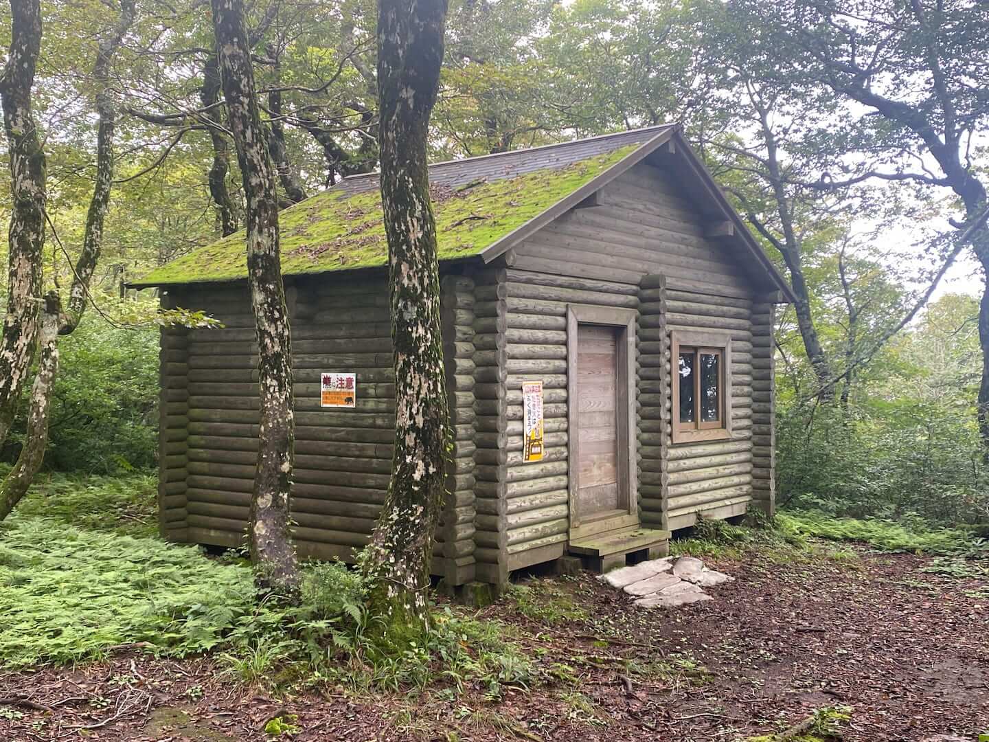山頂近くにある避難小屋
